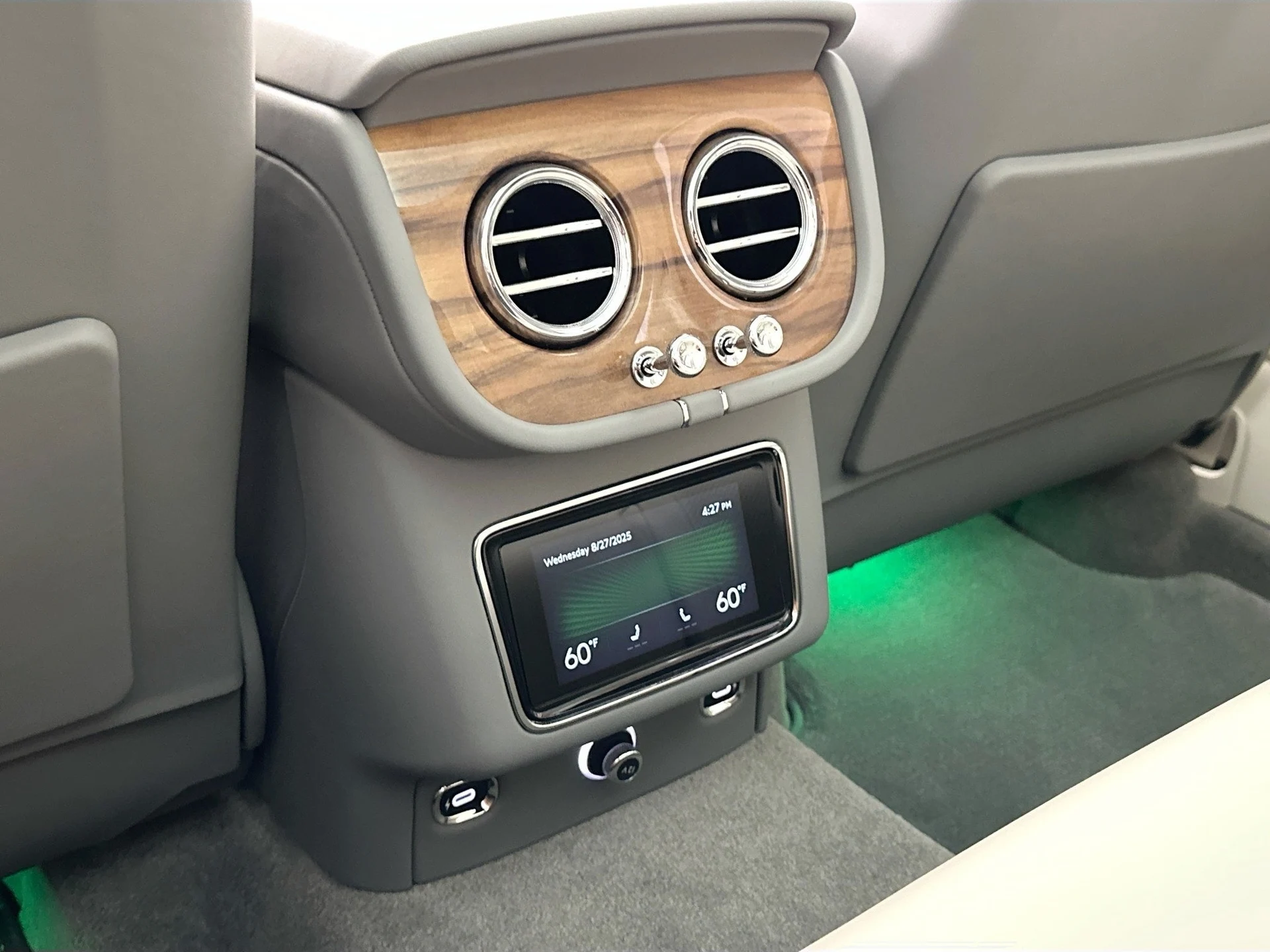 mph022_152951354_23_6777b9dd19