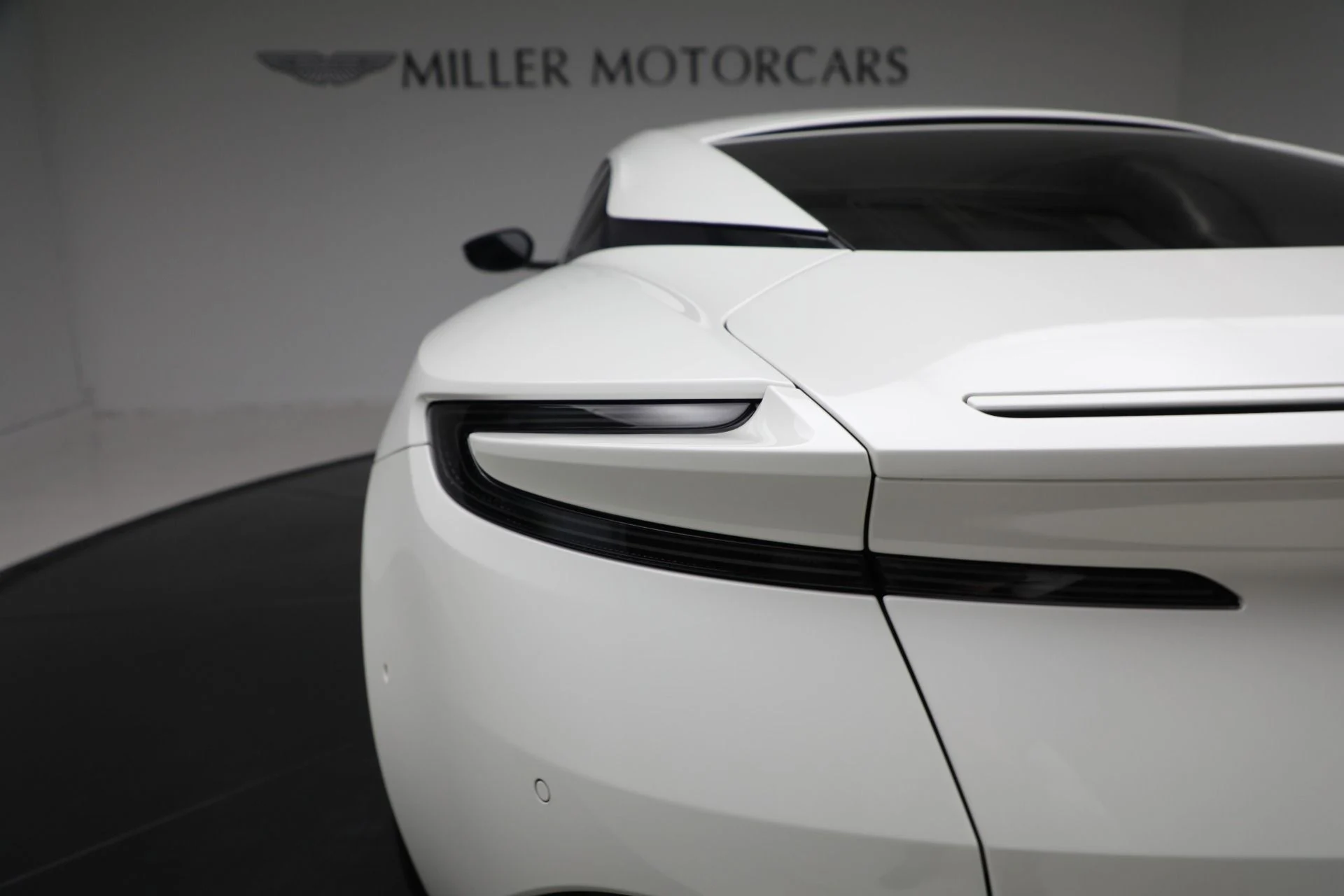 mph022_1570124772_Used_2018_Aston_Martin_DB_11_V8_a62c8ad3e6