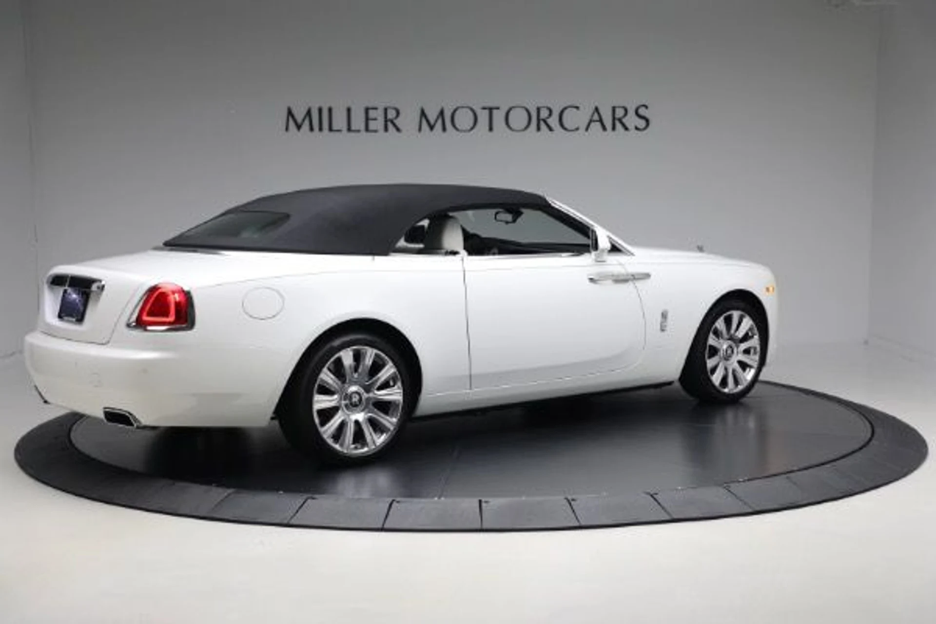 mph022_1582525007_Used_2018_Rolls_Royce_Dawn_0bec21f8af