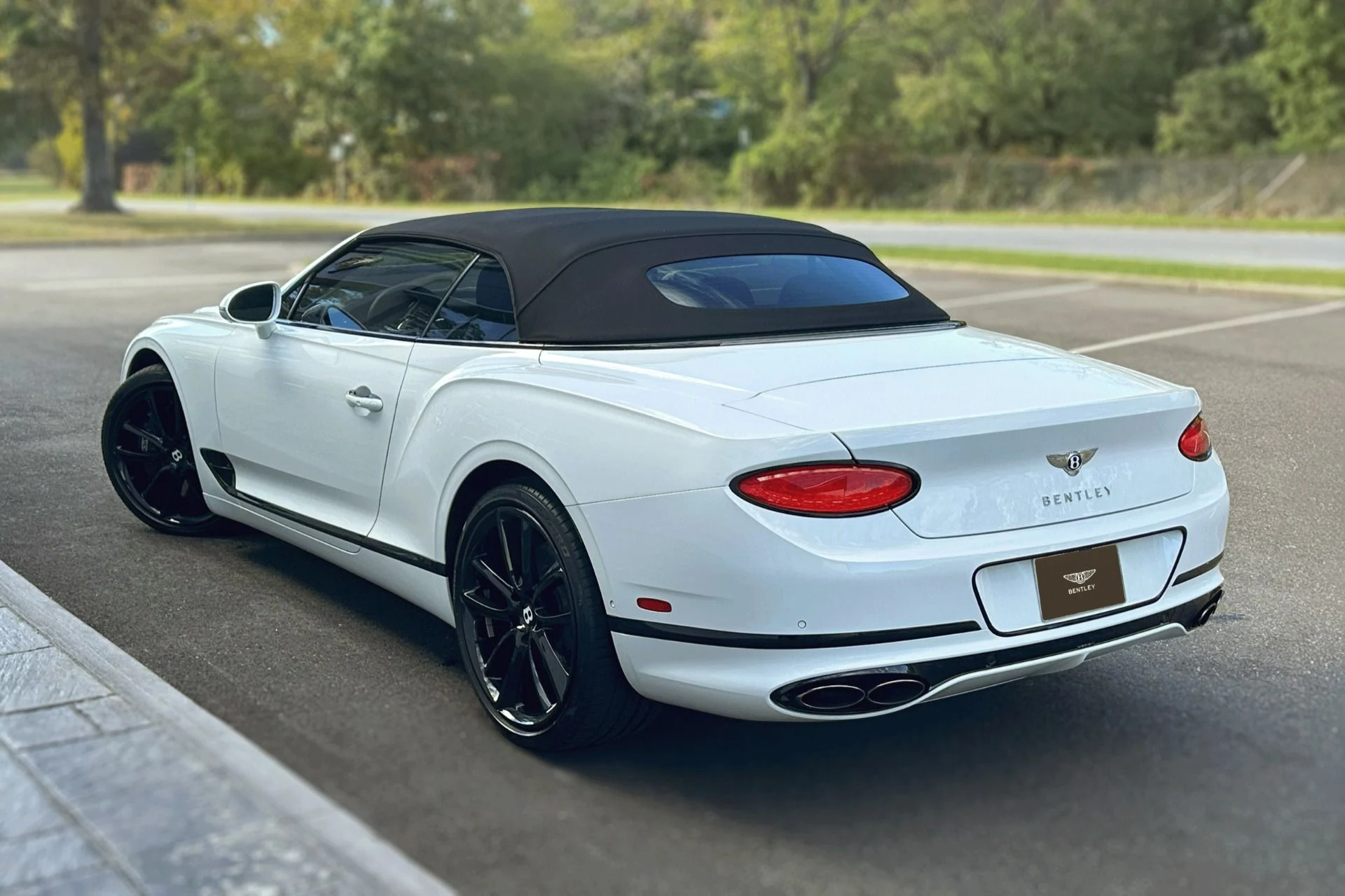 mph022_1593870836_Used_2022_Bentley_Continental_GTC_V8_1760707481_409974e594