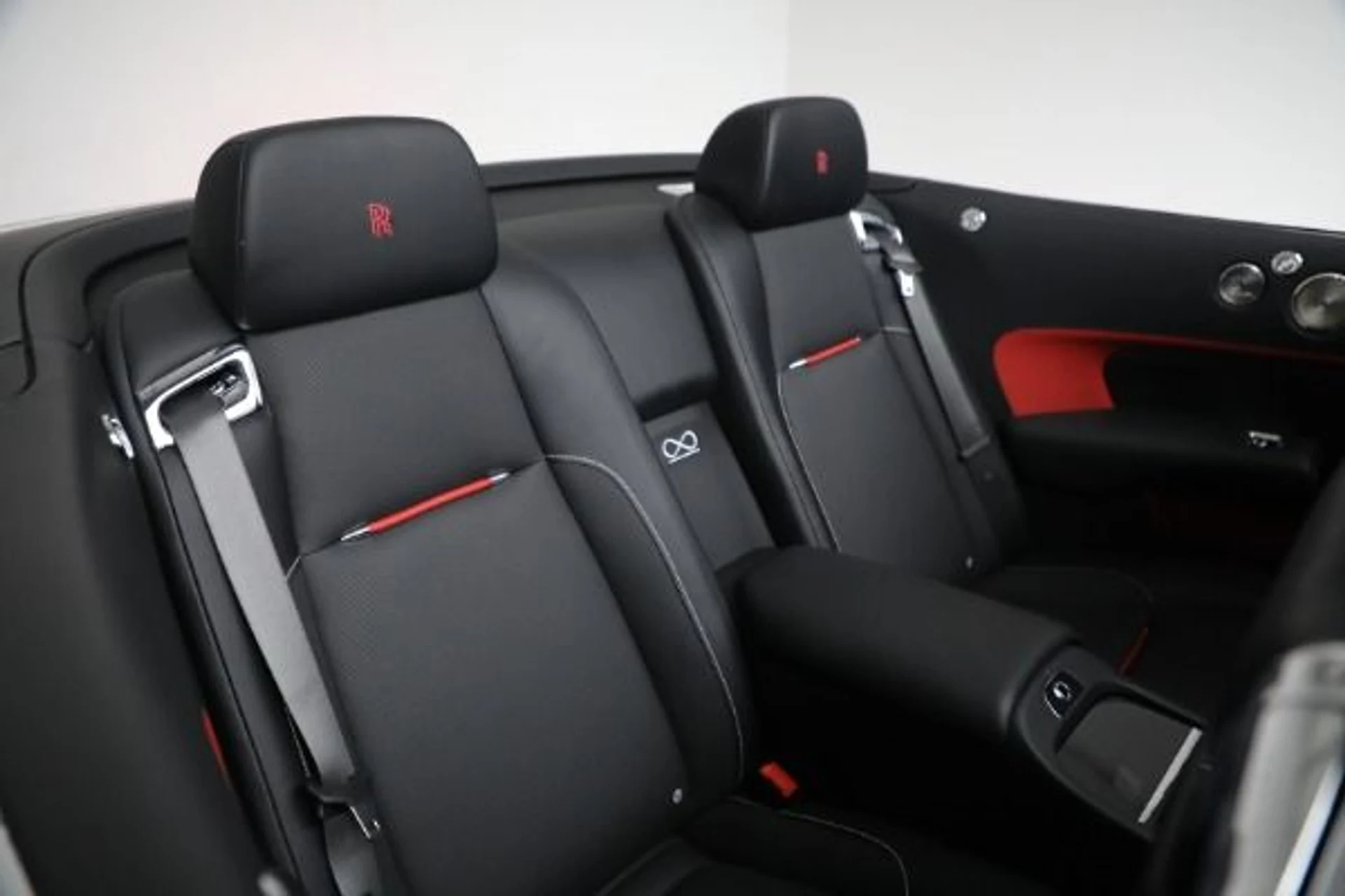 mph022_1611110198_Used_2018_Rolls_Royce_Black_Badge_Dawn_2340d4f502