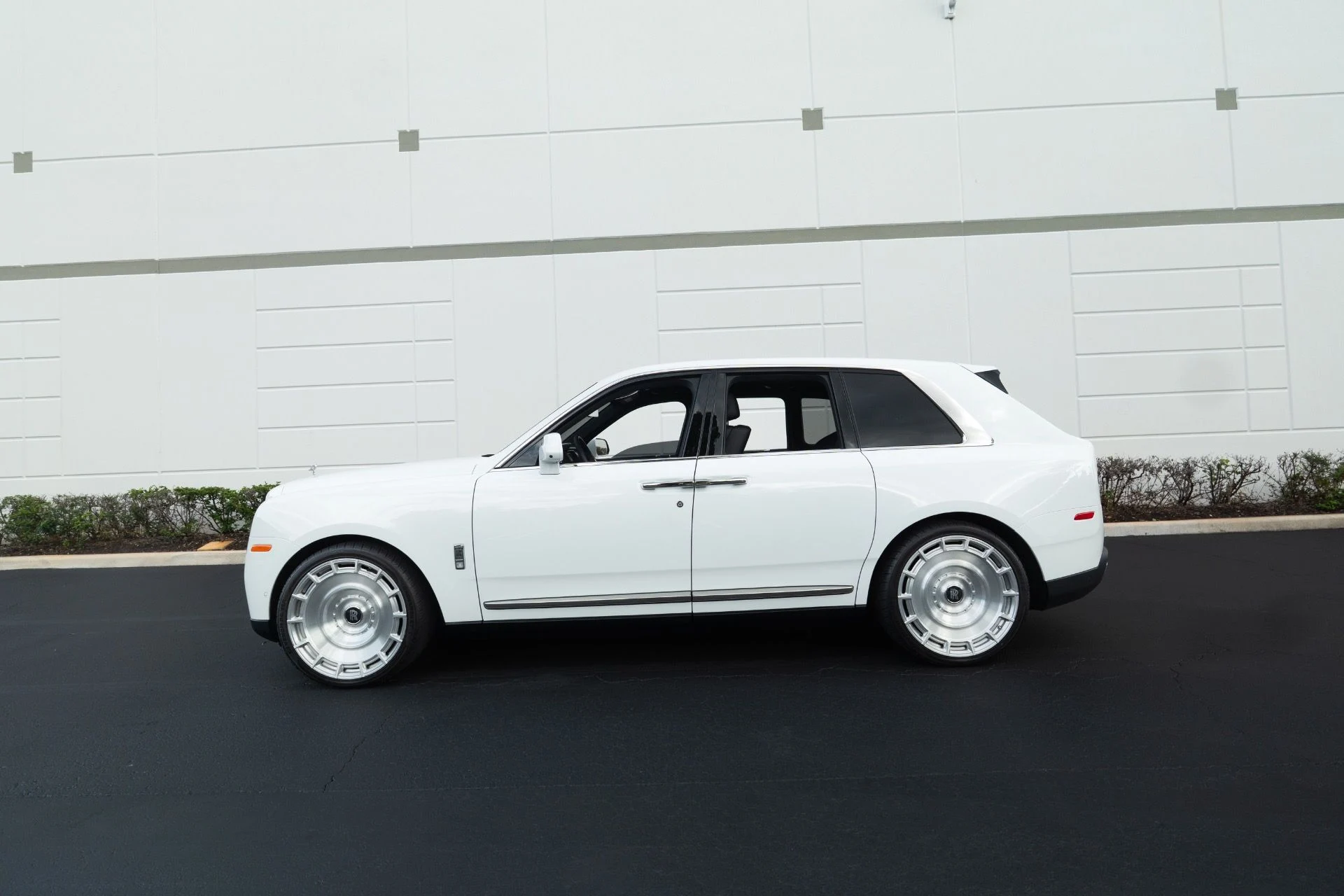 mph022_1631080021_Used_2024_Rolls_Royce_Cullinan_1759183626_da1bfbb814