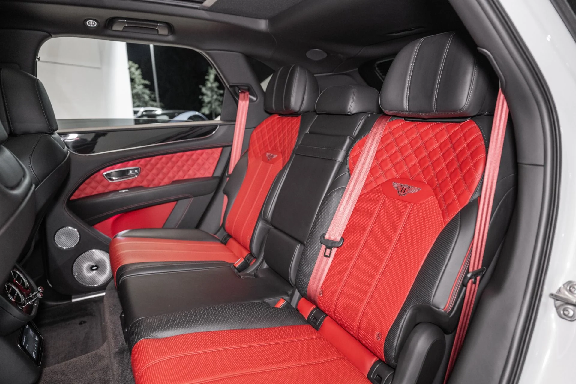 mph022_1670353309_Used_2021_Bentley_Bentayga_V8_1759421364_4348ac4301