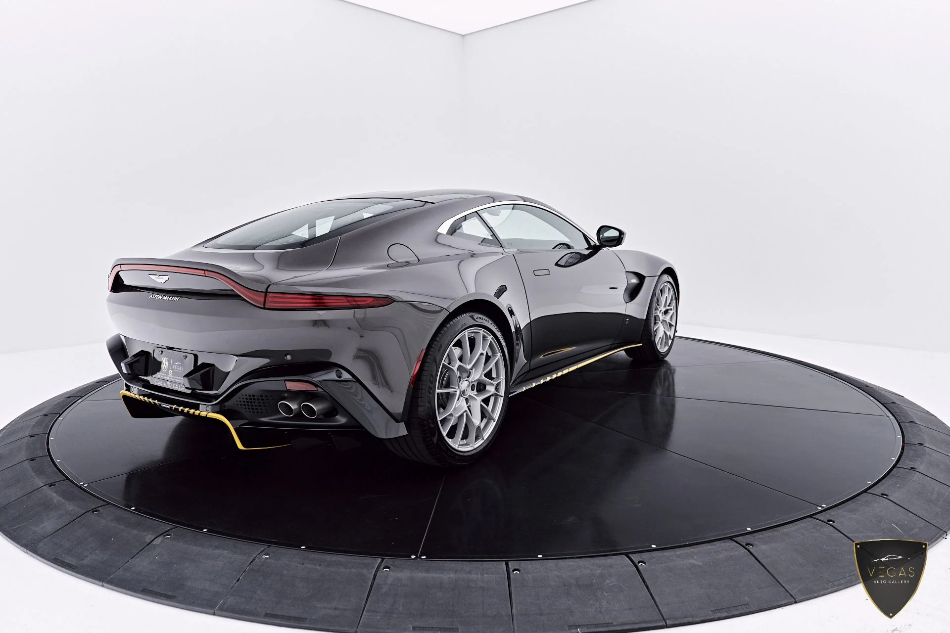mph022_1689132648_Used_2021_Aston_Martin_Vantage_Base_1785210169_6a4fc8f32c