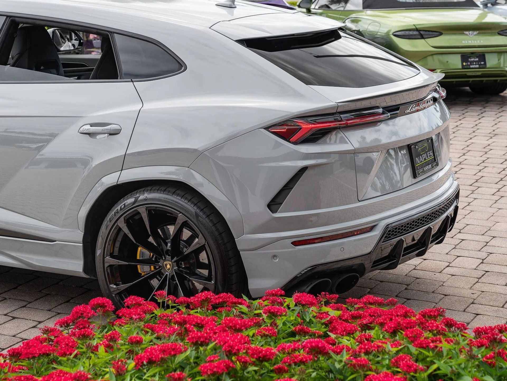 mph022_16950051_Used_2022_Lamborghini_Urus_AWD_1777086171_1ce6b820be