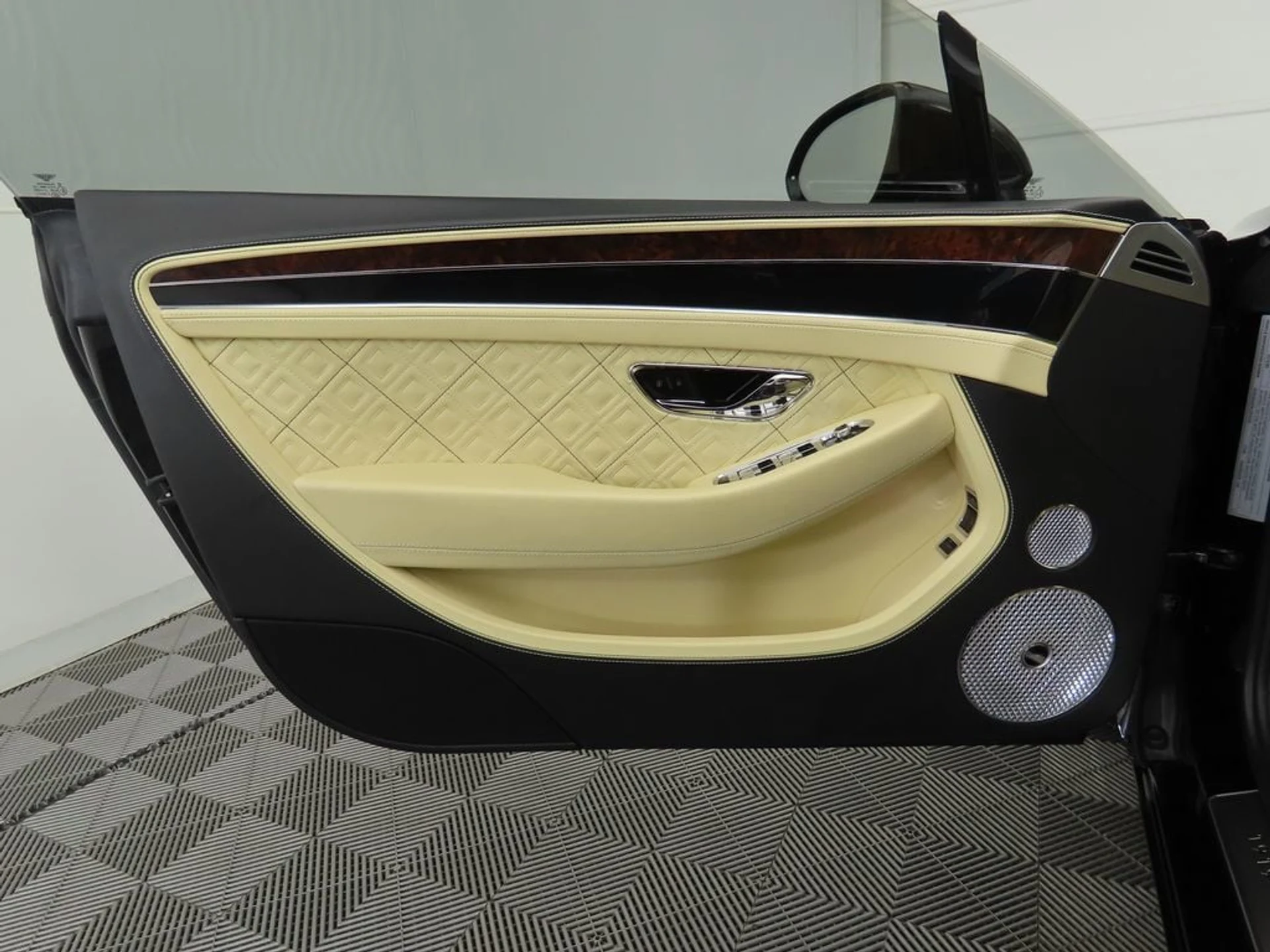 mph022_1700156497_used_2020_bentley_continental_gtv8firsteditioncoupe_8119_22962134_23_1024_98cc74be90