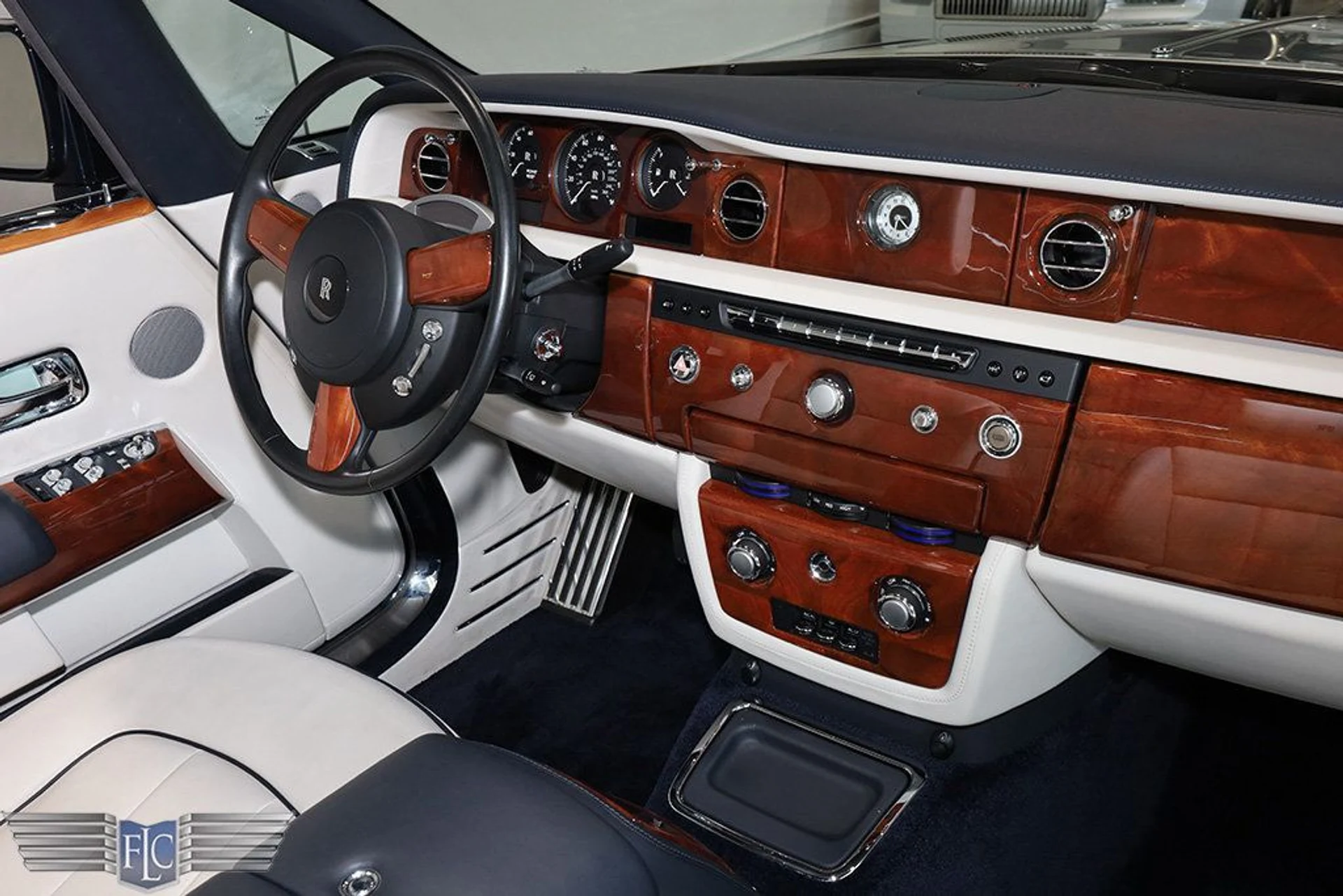 mph022_1724831570_used_2013_rolls_royce_phantom_coupe_2drdrophead_9689_22930572_23_1024_9fdbf92602