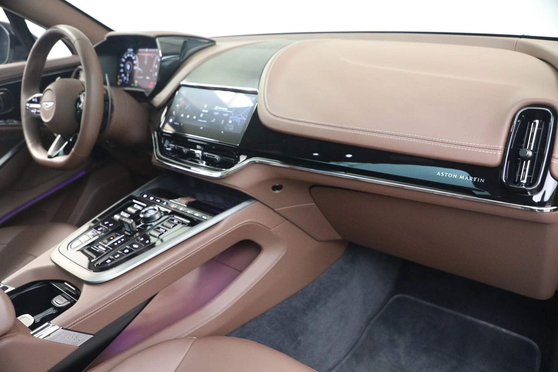mph022_1742942643_Used_2026_Aston_Martin_DBX_707_1780931431_cb1fc72429