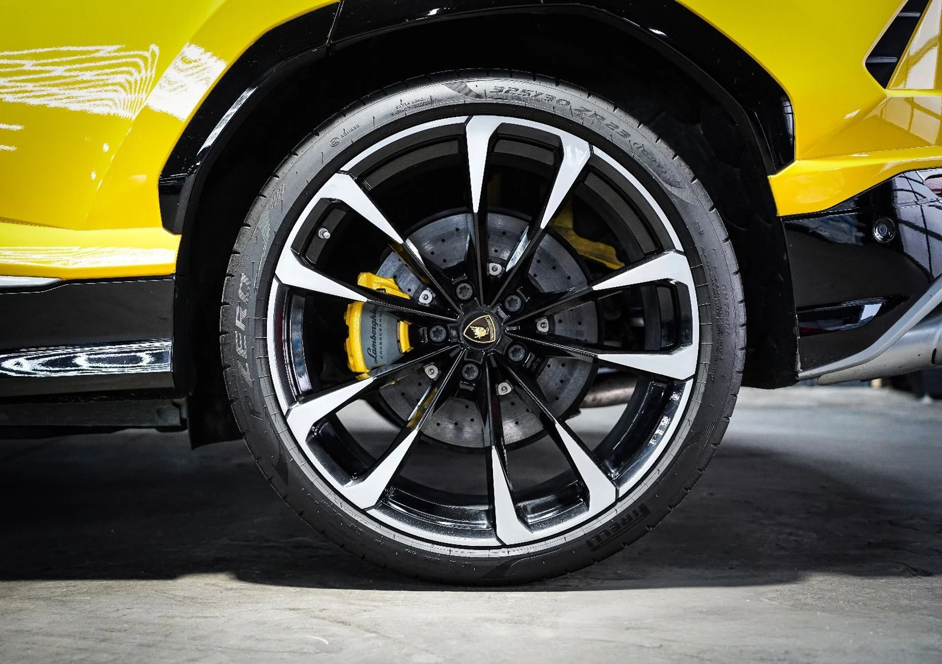 mph022_174644921_37414663_03719_2020_lamborghini_urus_005_1b02b20504