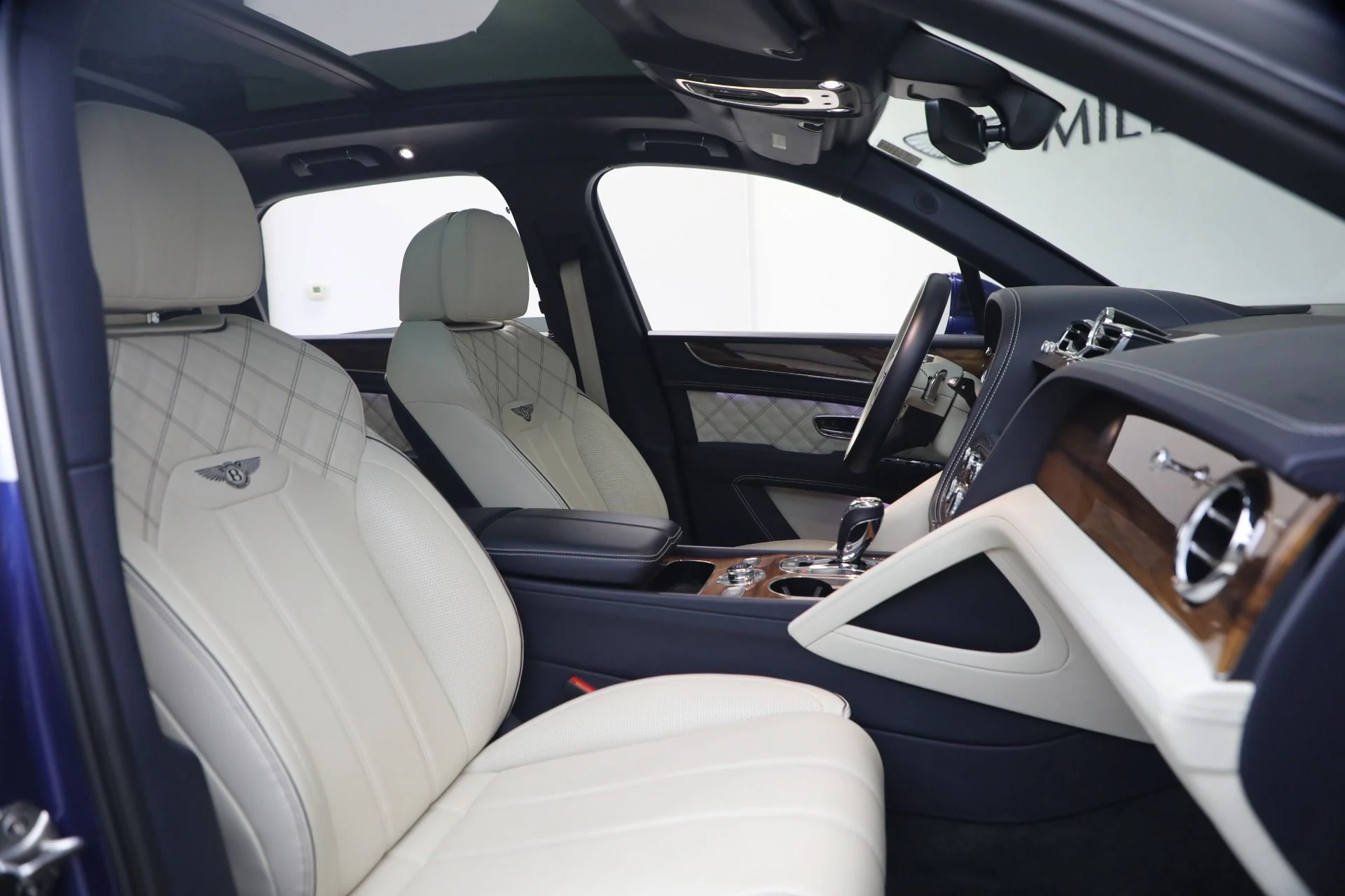 mph022_1755302557_Used_2022_Bentley_Bentayga_V8_1780928746_65a7f57d25