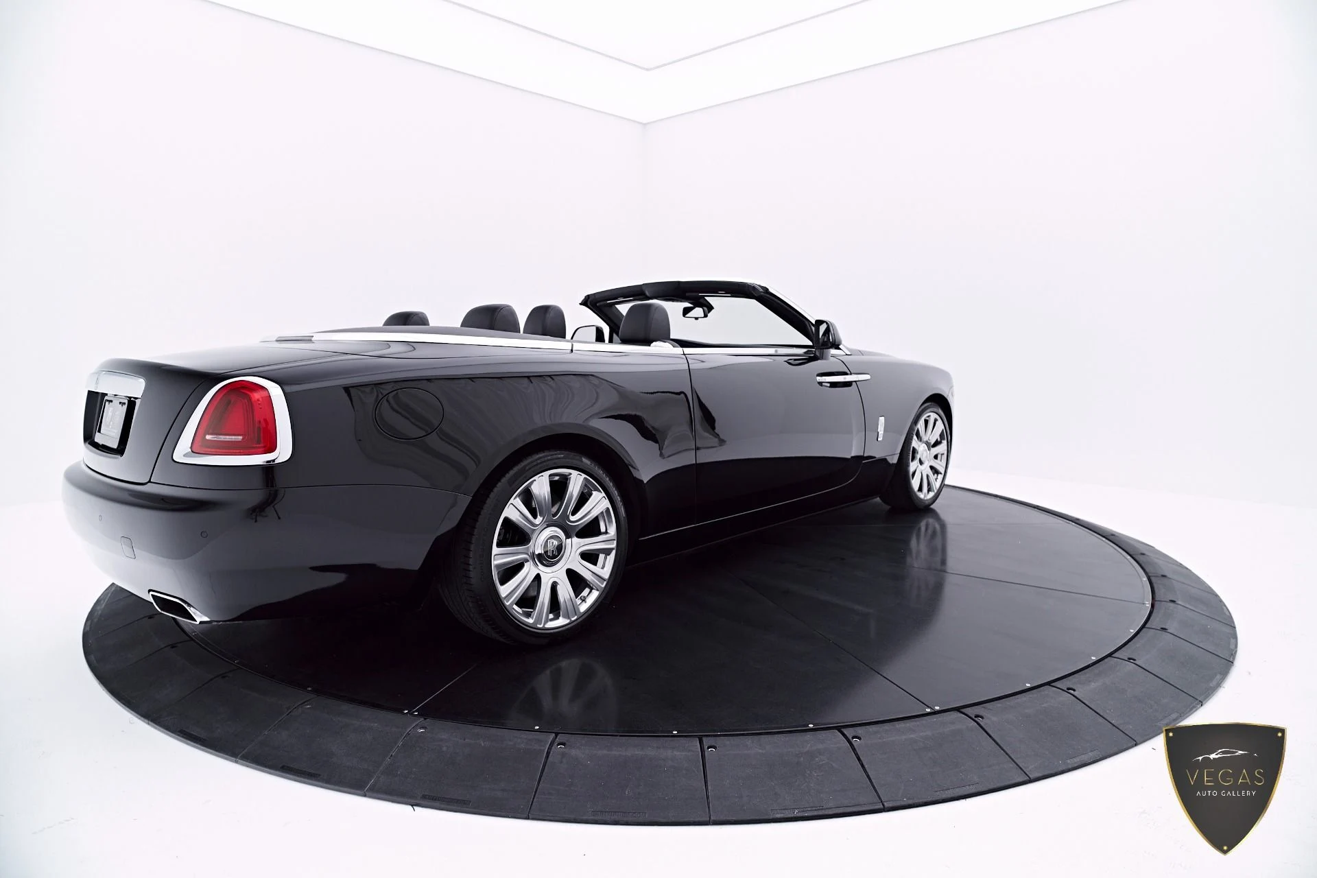 mph022_1758224228_Used_2019_Rolls_Royce_Dawn_Base_1782162937_0d2b309141