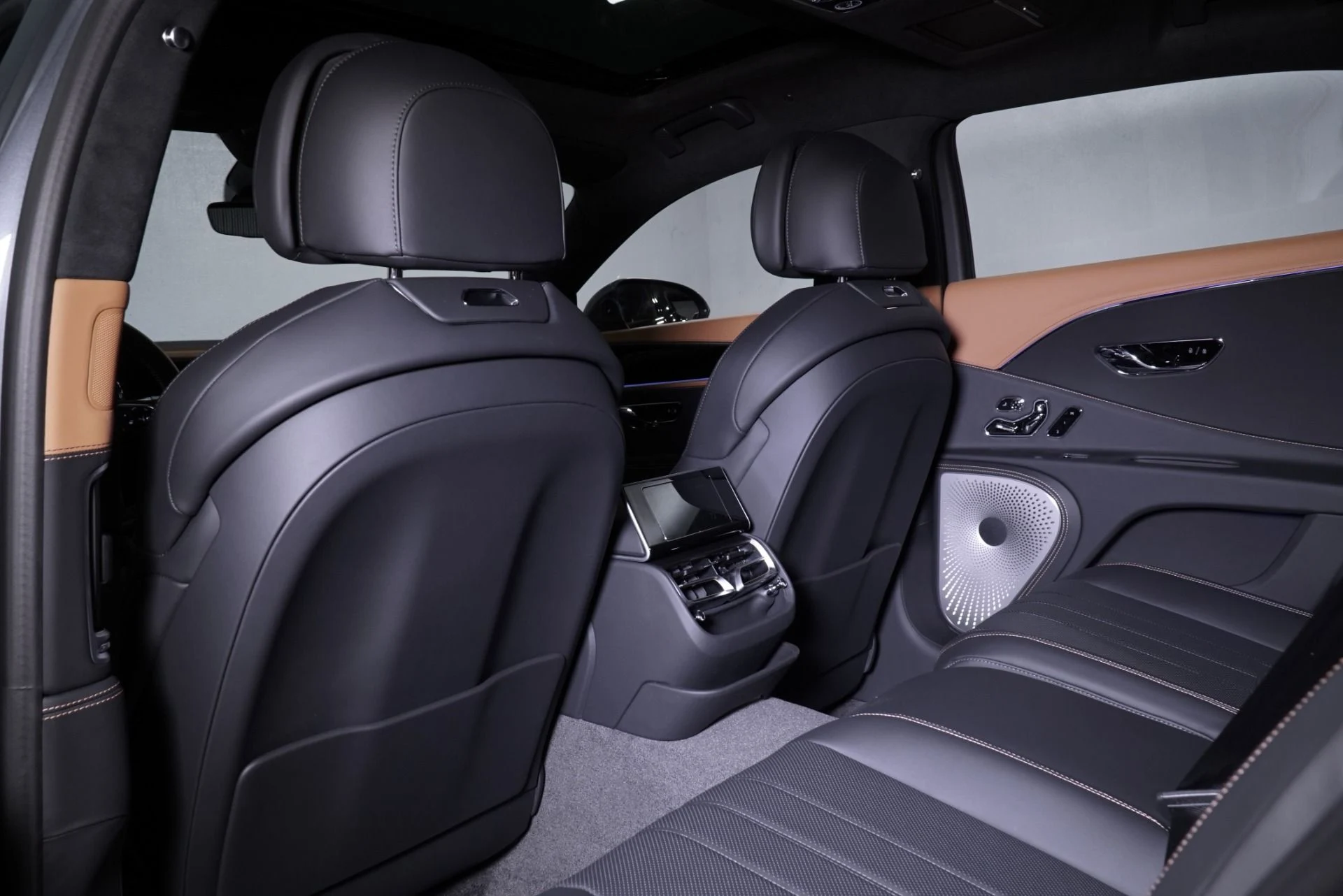 mph022_1767921497_New_2025_Bentley_Flying_Spur_Black_Edition_1760384463_15c0850599