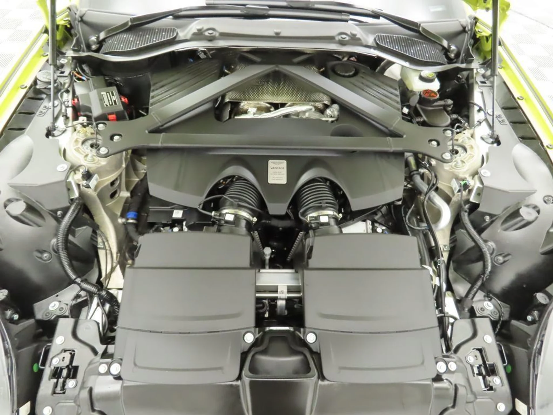 mph022_1771360633_used_2025_aston_martin_vantage_coupe_8119_22966347_23_1024_ad62406c7d