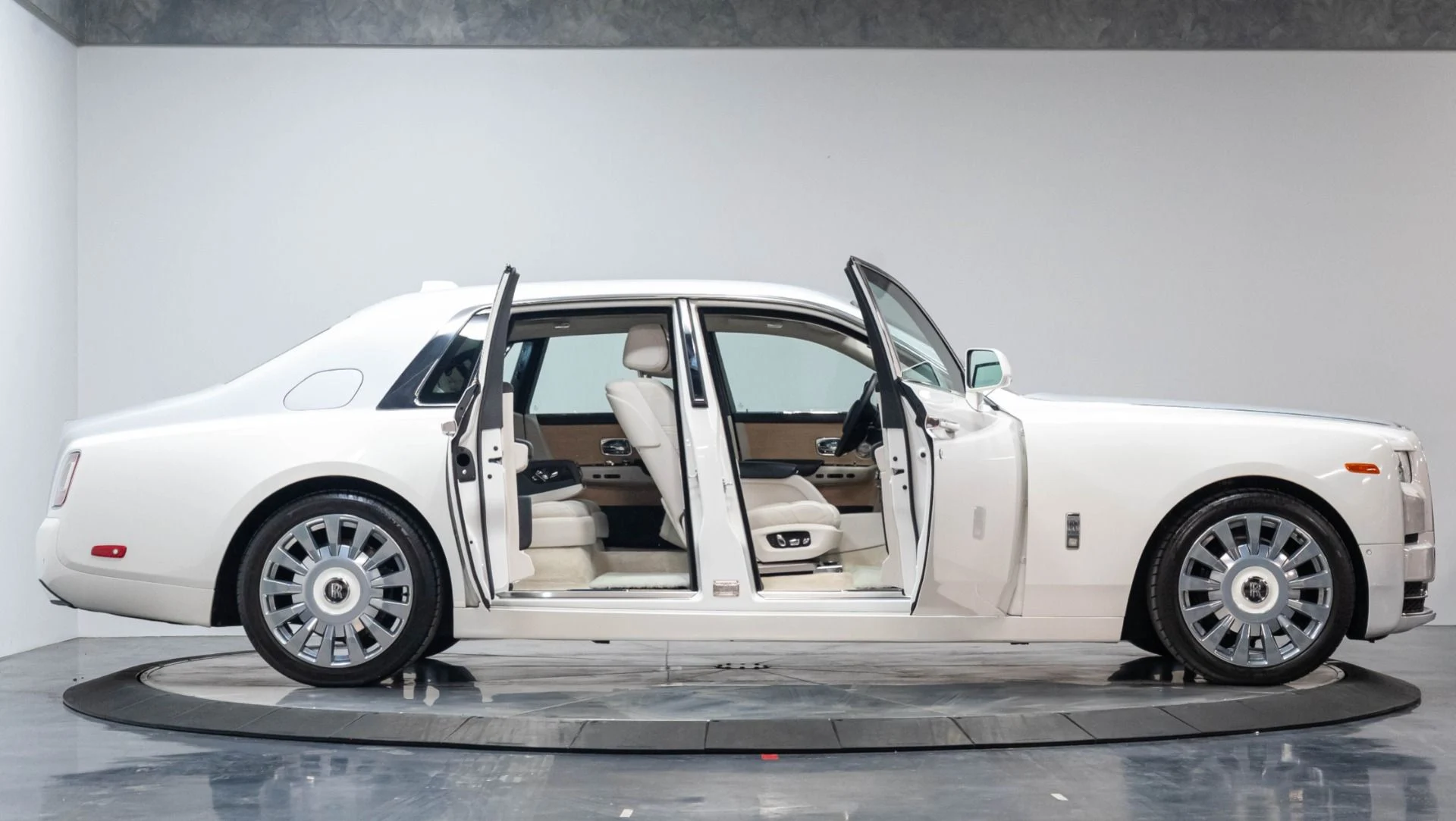 mph022_1806222725_Used_2019_Rolls_Royce_Phantom_1784063951_3edf034dfd