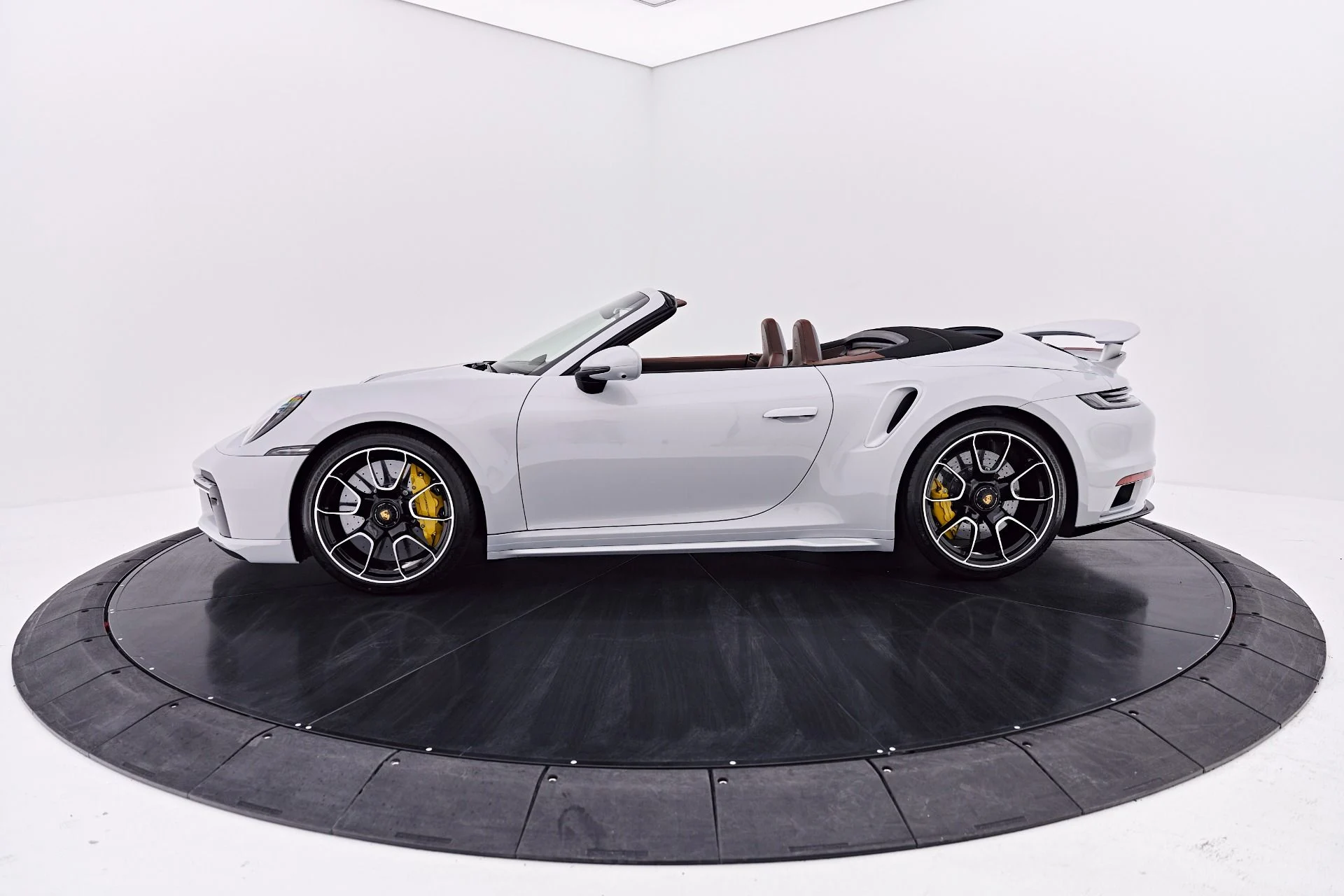 mph022_1838920759_Used_2025_Porsche_911_Turbo_S_1786497800_46367bd123