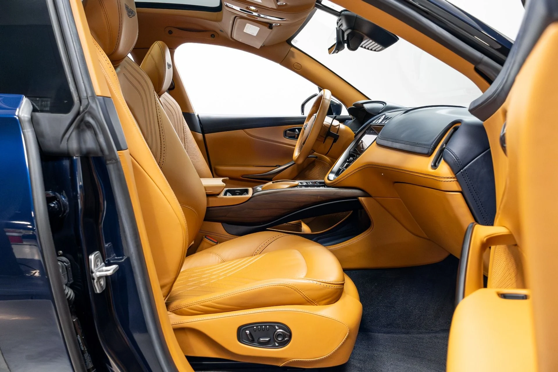 mph022_1840267376_Used_2021_Aston_Martin_DBX_1770088523_45e6a541cd