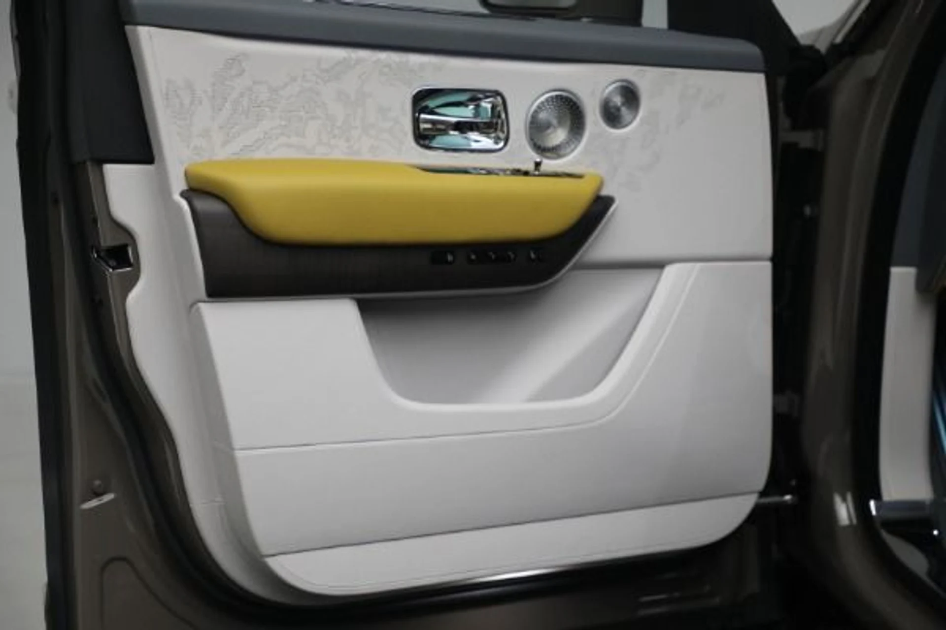 mph022_1852868787_New_2025_Rolls_Royce_Cullinan_f0c156905a