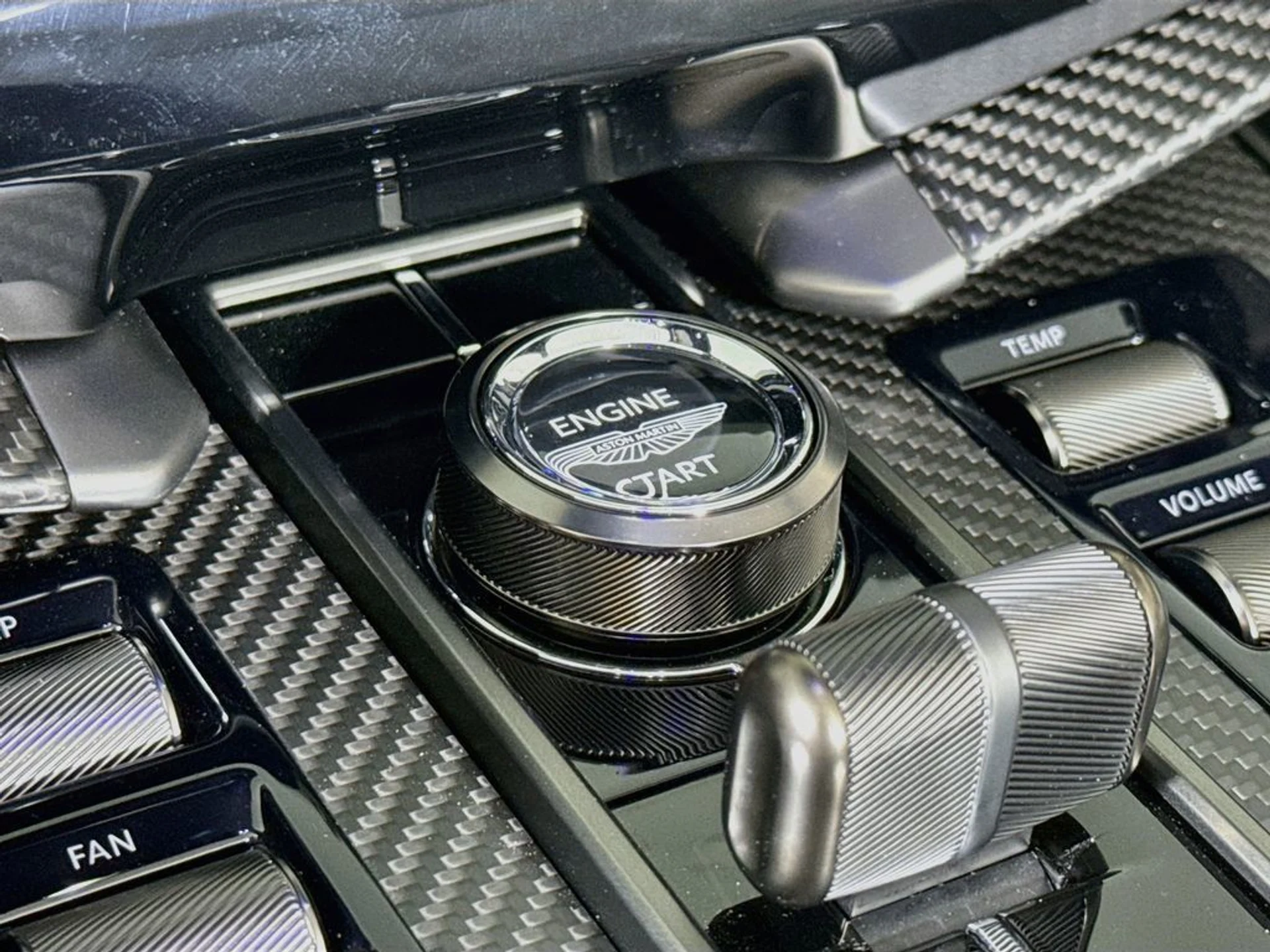 mph022_1863148942_new_2027_aston_martin_vanquish_volante_11350_23067135_23_1024_88e3d8d82d