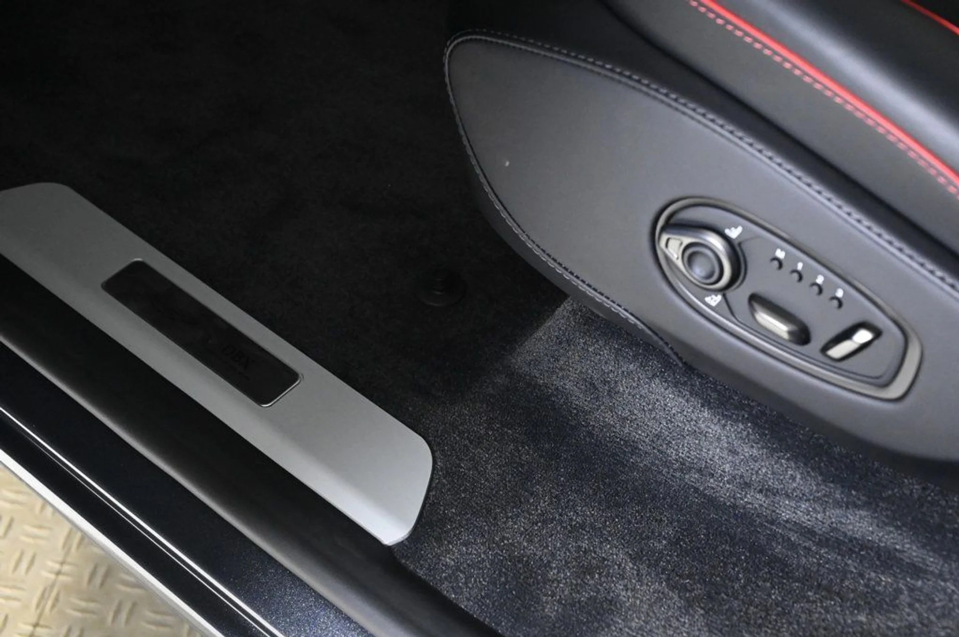 mph022_1891901416_new_2026_aston_martin_dbx_707awd_11350_22972758_22_1024_c421992afe