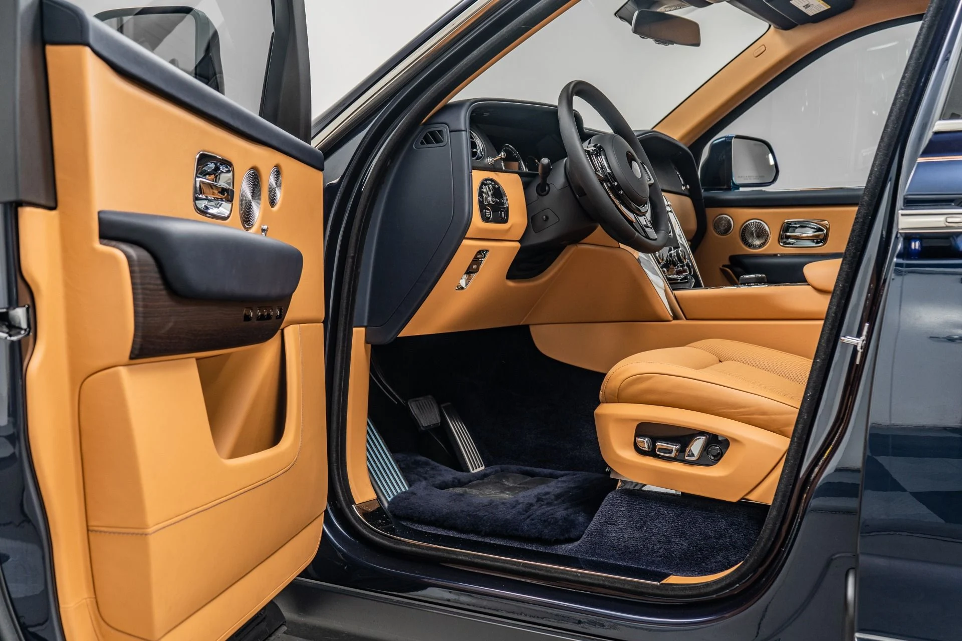 mph022_1900936905_Used_2020_Rolls_Royce_Cullinan_Rear_Theatre_Configuration_Bespoke_Audio_Picnic_Tables_1785529076_d1a769b86a