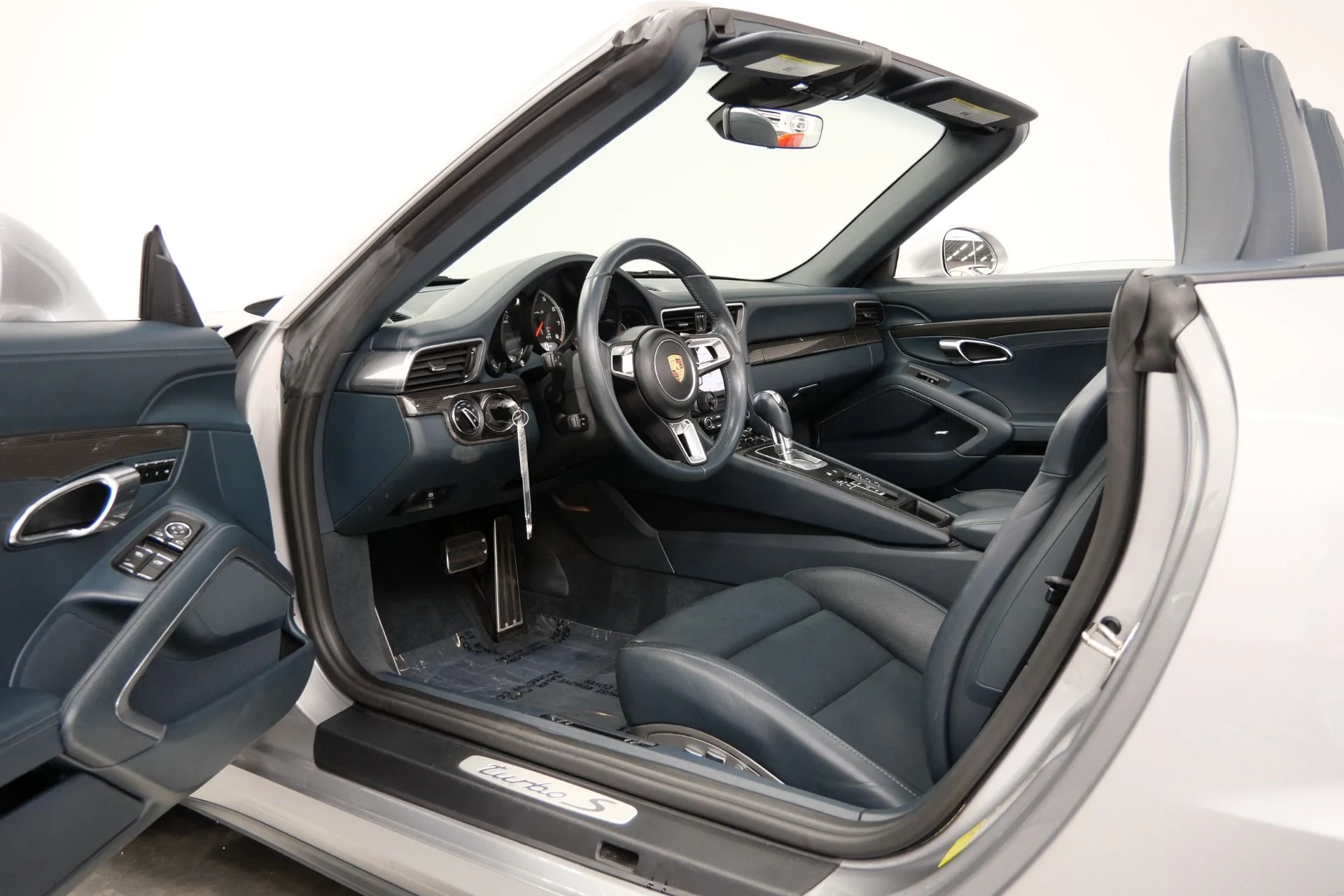 mph022_1918626203_Used_2017_Porsche_911_Turbo_S_Cabriolet_580_Horsepower_Heated_and_Ventilated_Seats_1787949311_01c3abe008