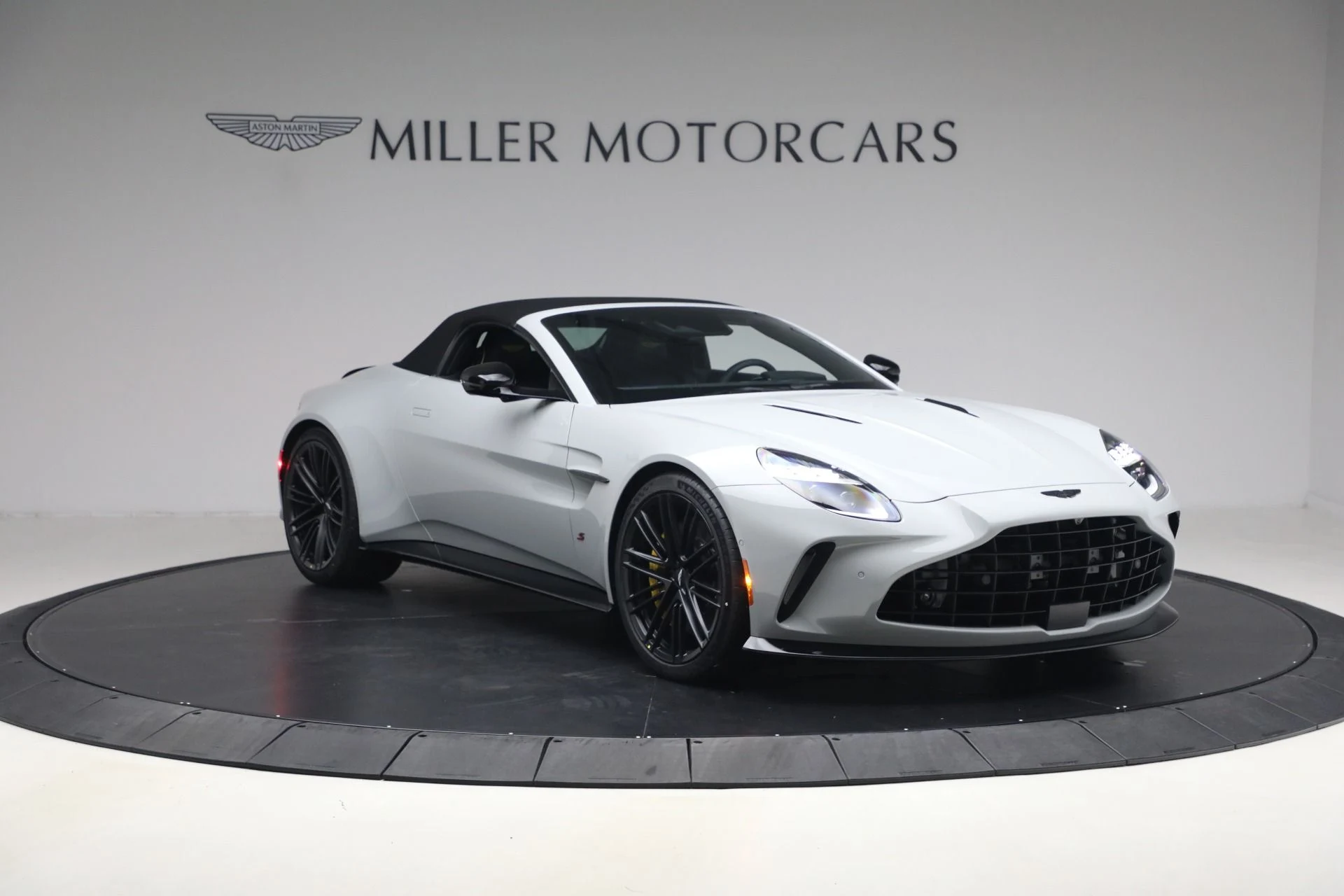 mph022_1920805984_New_2026_Aston_Martin_Vantage_S_Roadster_1776800186_d53f2b9edd
