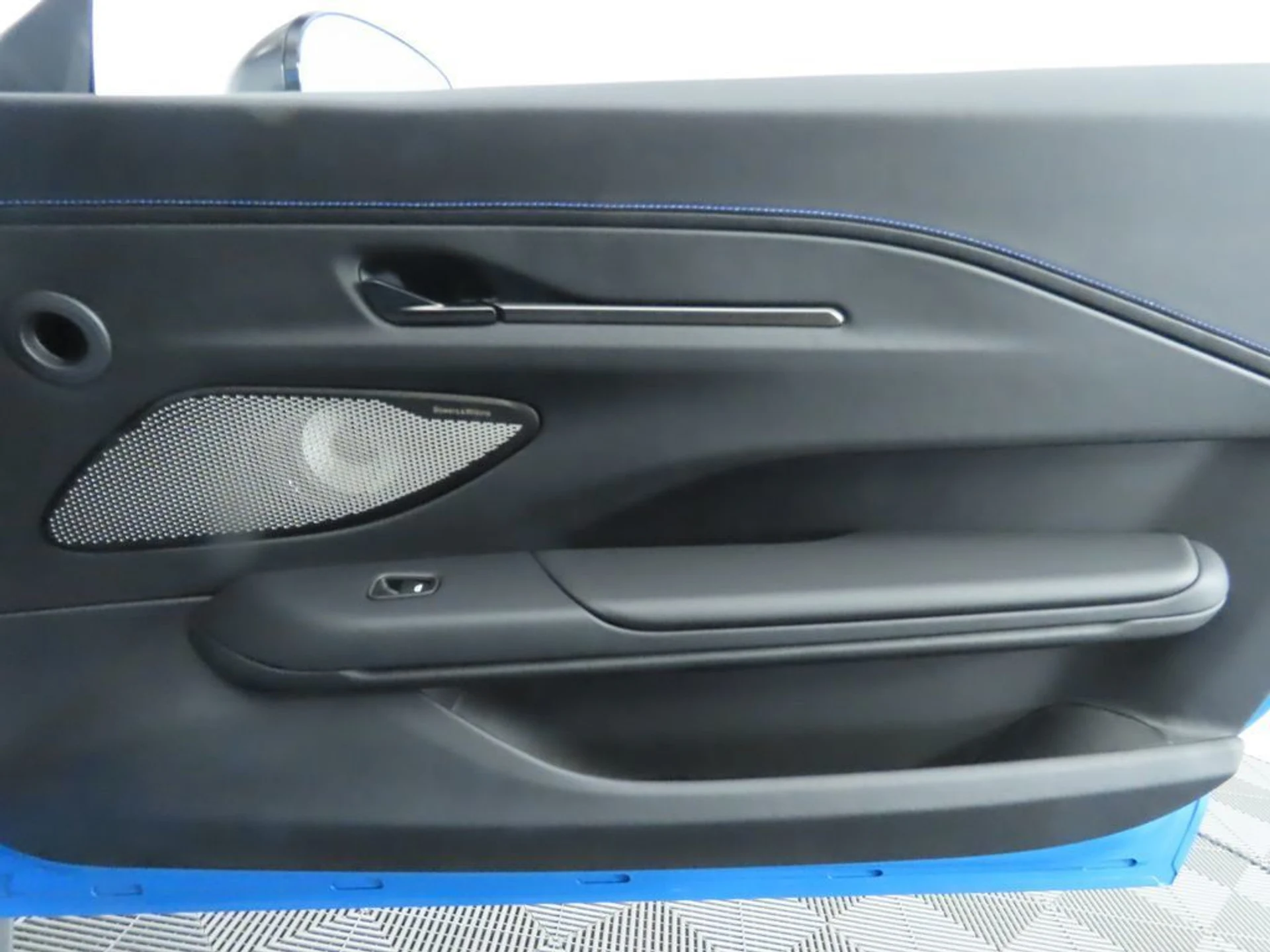 mph022_1942089585_used_2025_aston_martin_vantage_coupe_8119_23008719_23_1024_8b33fbe45e