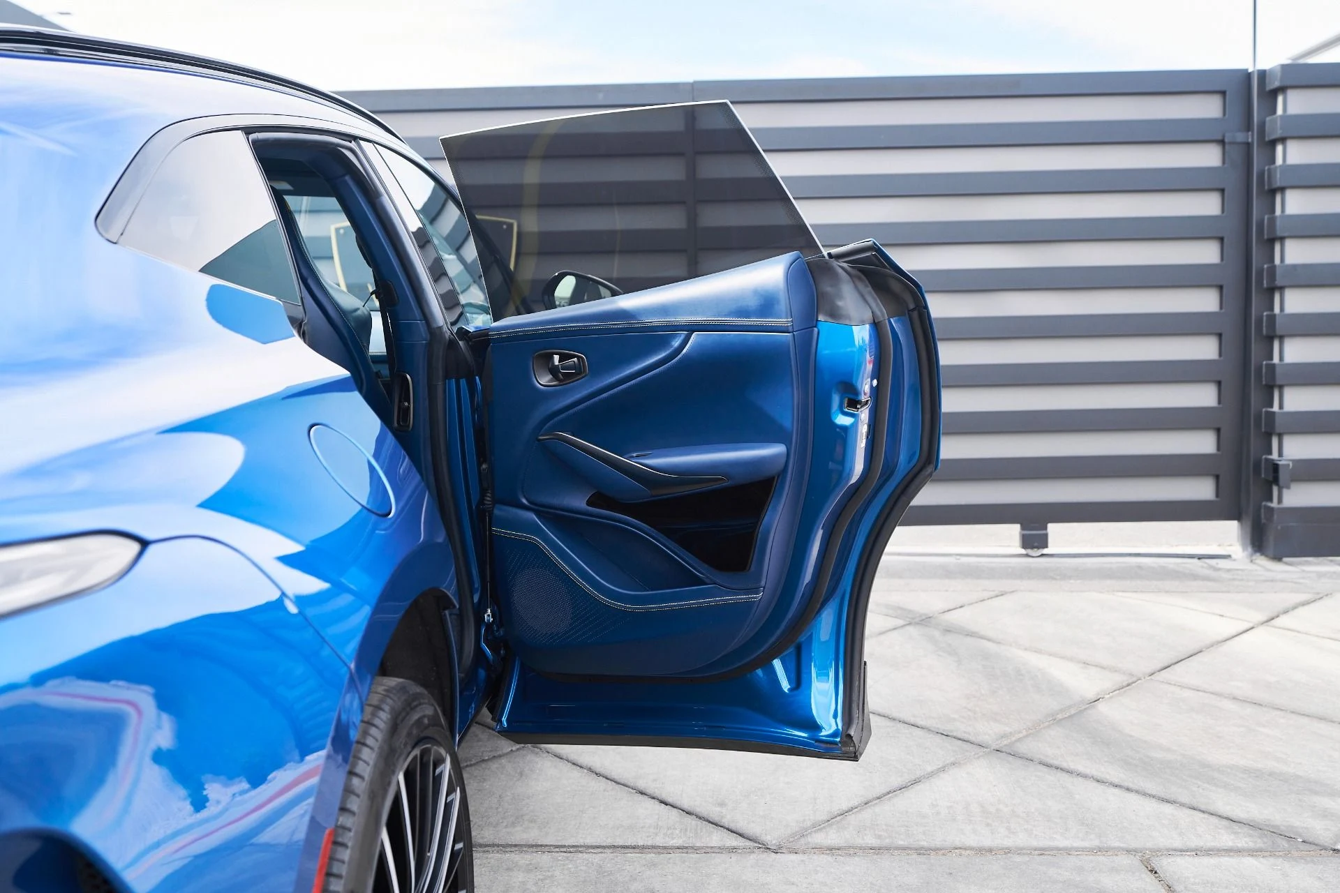 mph022_1955629440_Used_2023_Aston_Martin_DBX_707_1762900330_86b8964936