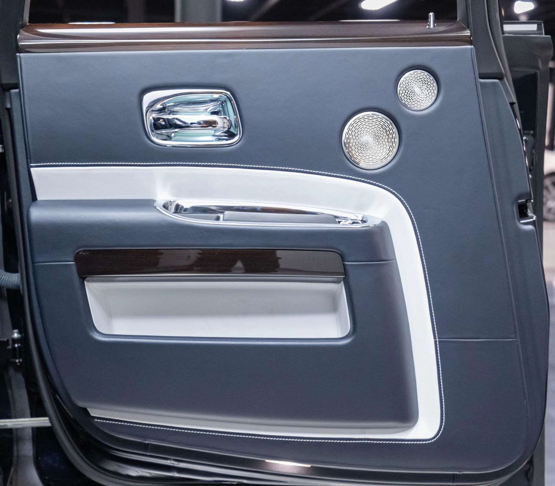 mph022_1963369884_Used_2018_Rolls_Royce_Ghost_Base_1786492649_92a506605d