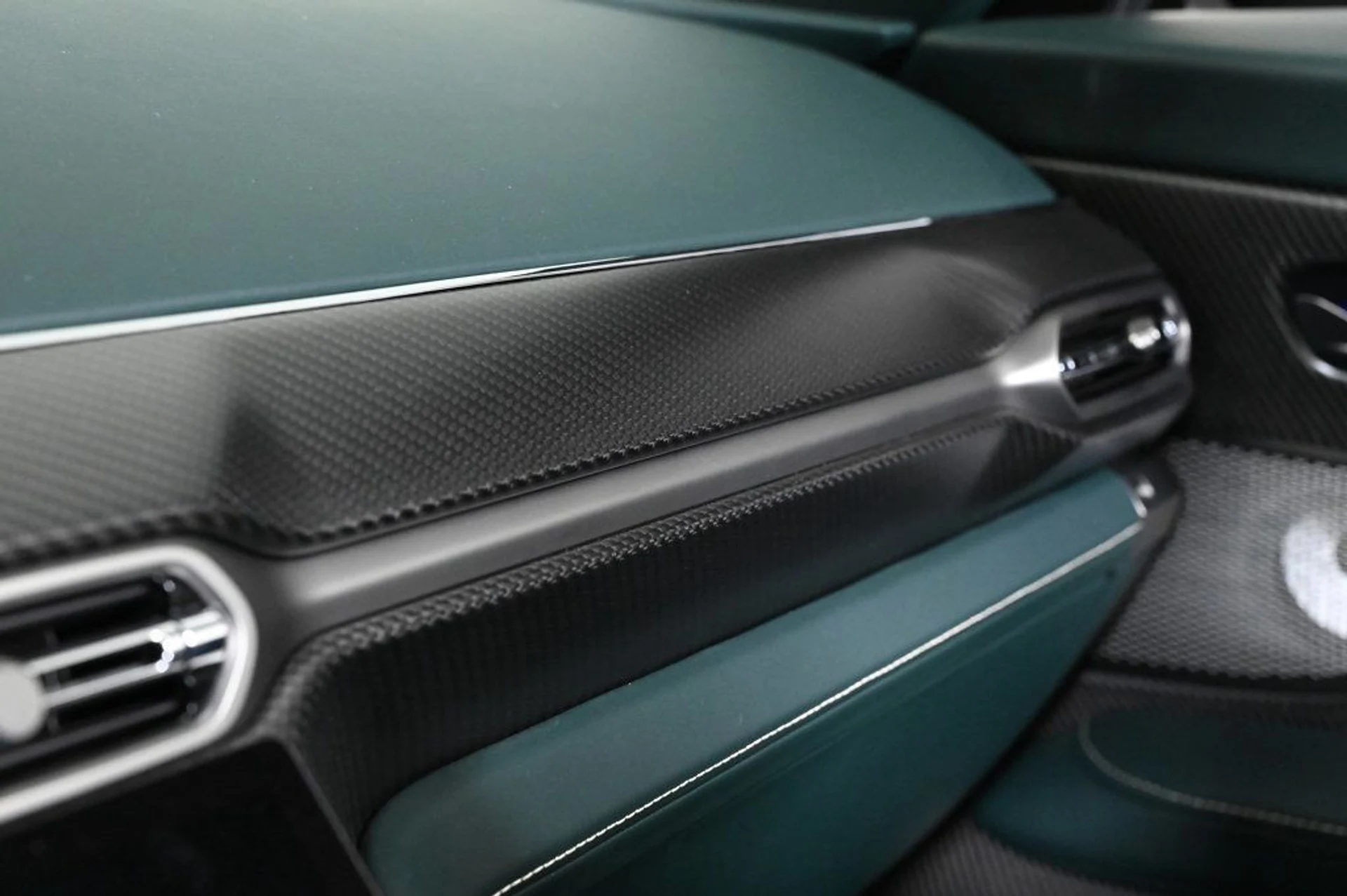 mph022_196604931_new_2026_aston_martin_vanquish_volante_11350_22943643_22_1024_ebf8cfd8d6