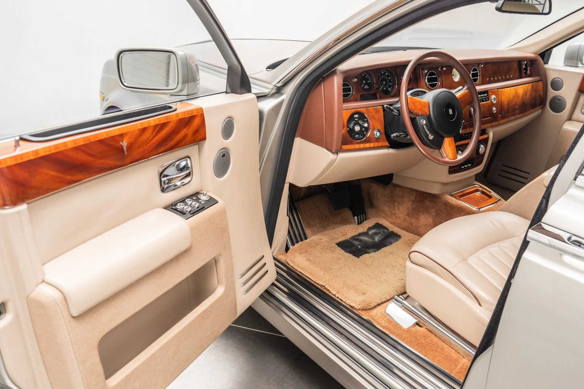 mph022_1997023480_Used_2007_Rolls_Royce_Phantom_Two_Tone_Exterior_and_Interior_Chromed_Wheels_1782334657_169b66f387