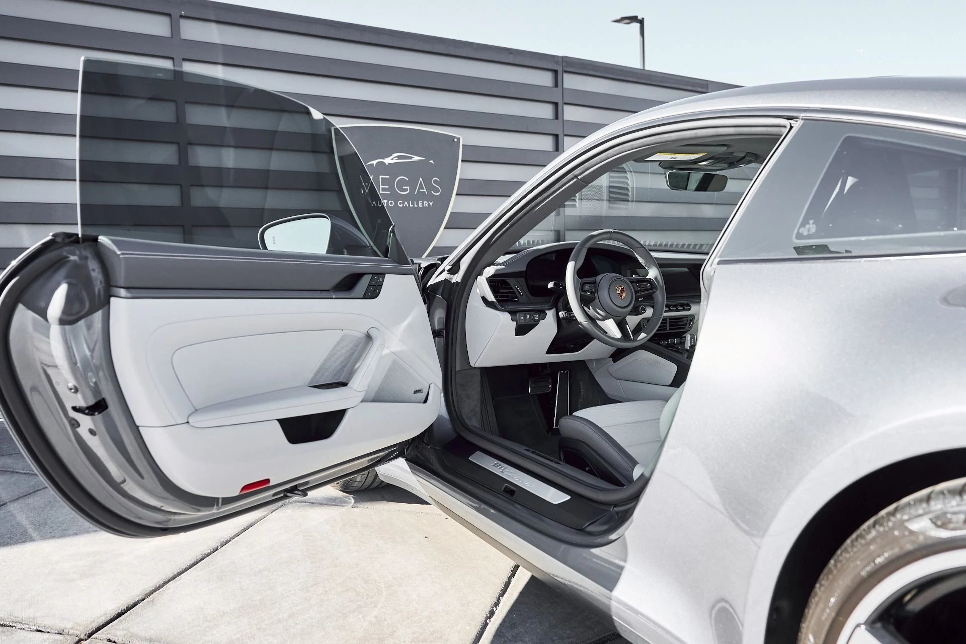 mph022_1999902400_Used_2025_Porsche_911_Carrera_1768012334_8f5aa07e95