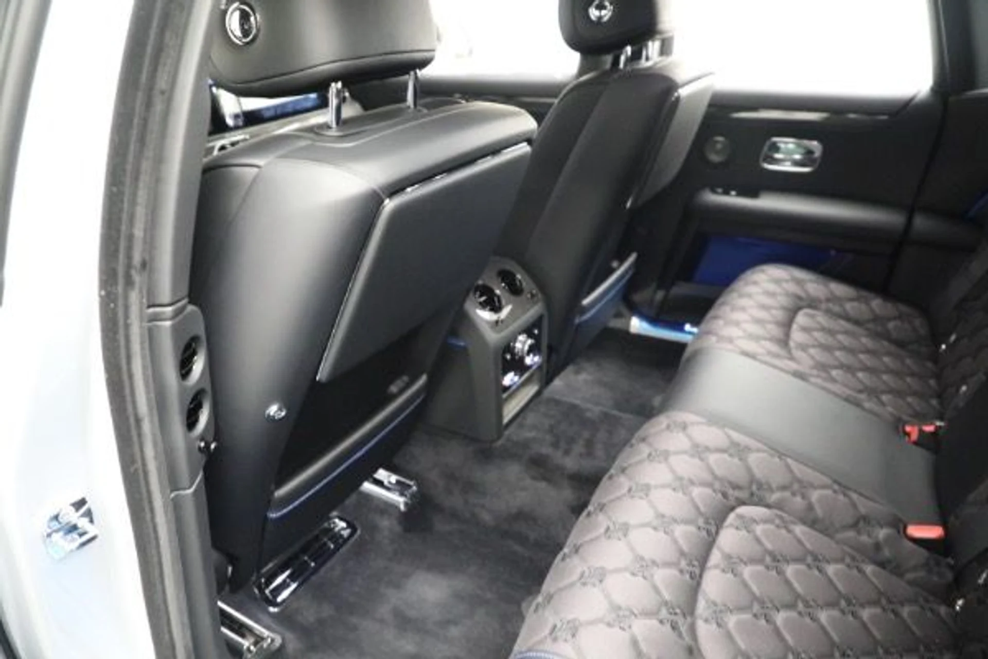 mph022_2000768616_New_2025_Rolls_Royce_Black_Badge_Ghost_4ee00d4bd3