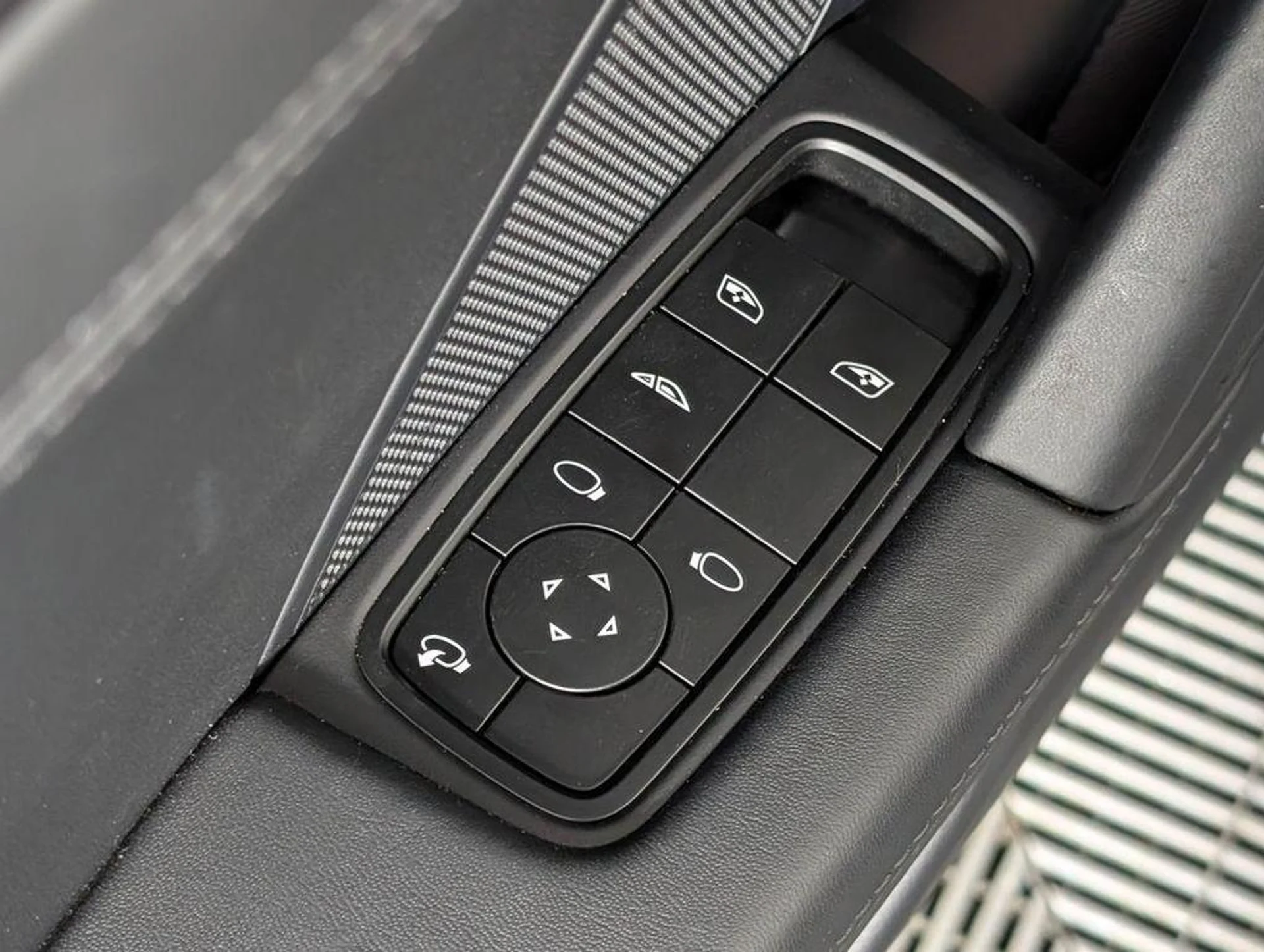 mph022_2033163068_r_P_Oj_Tx_Zq_N_An_UP_Kaq_HB_7_U_Kjlw3hk_1cb38d4bee