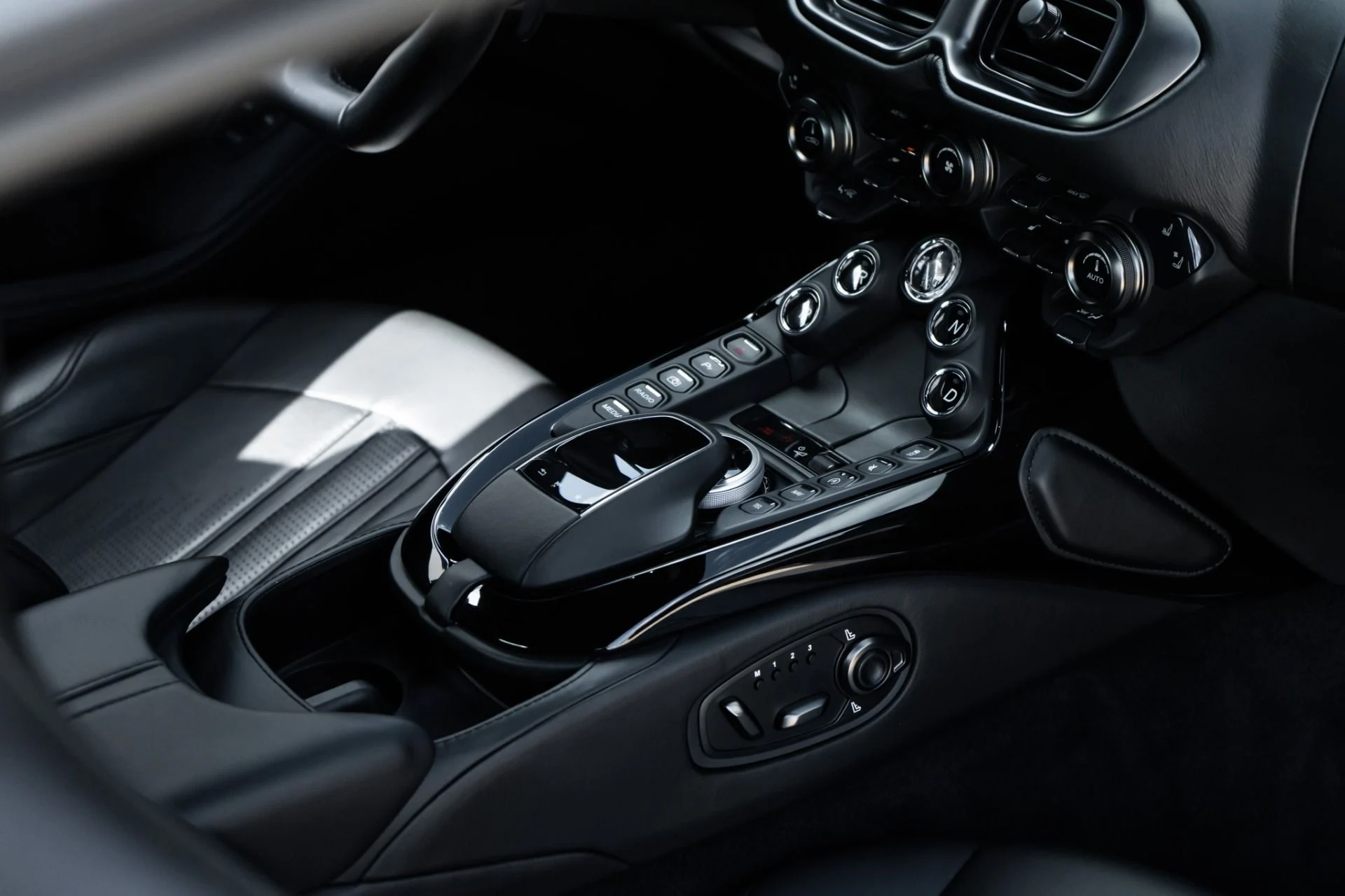 mph022_2047594658_Used_2019_Aston_Martin_Vantage_1789496200_def82db895