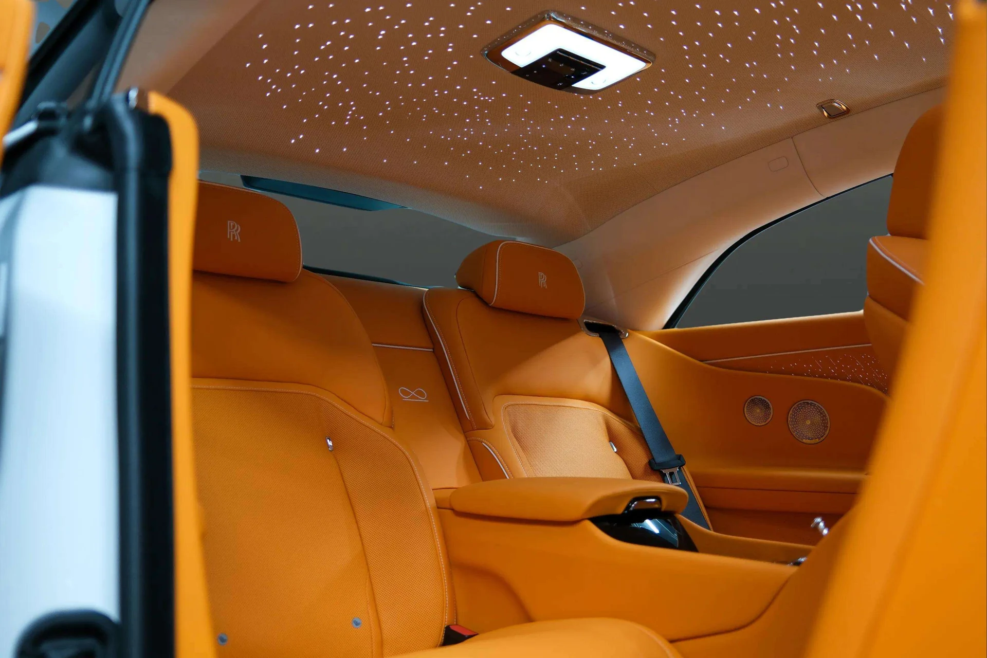 mph022_2057605703_e03af552_052a_460f_931b_e919dc98517e_202620_Rolls_Royce20_Black20_Badge20_Spectre20282600829_21_f202955862