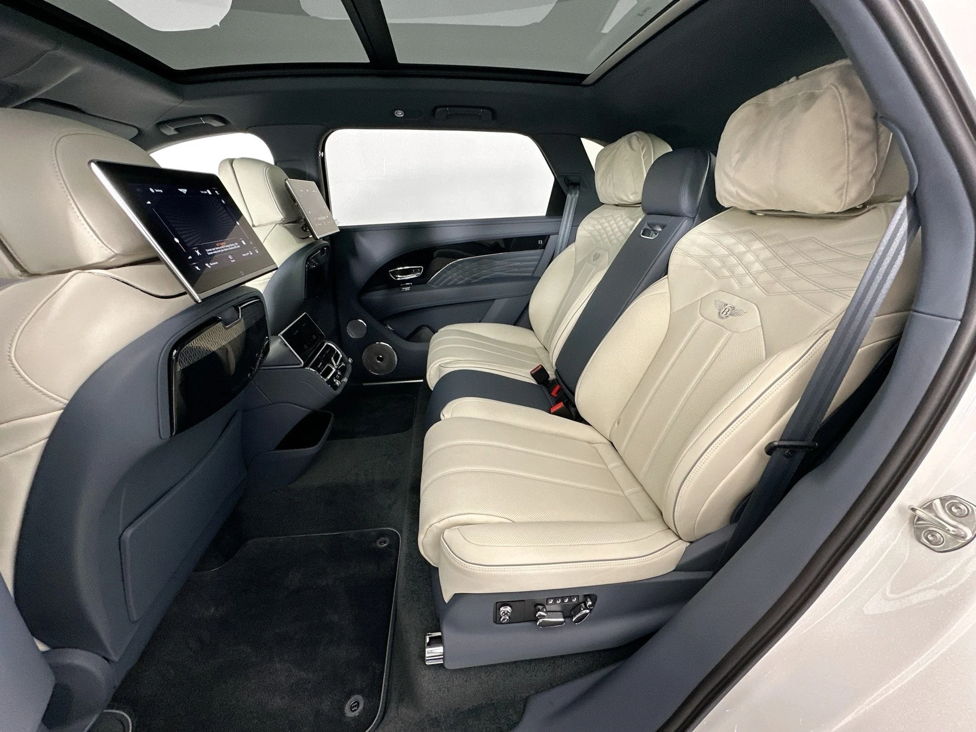 mph022_2065198112_23_a6ee5d6b2b