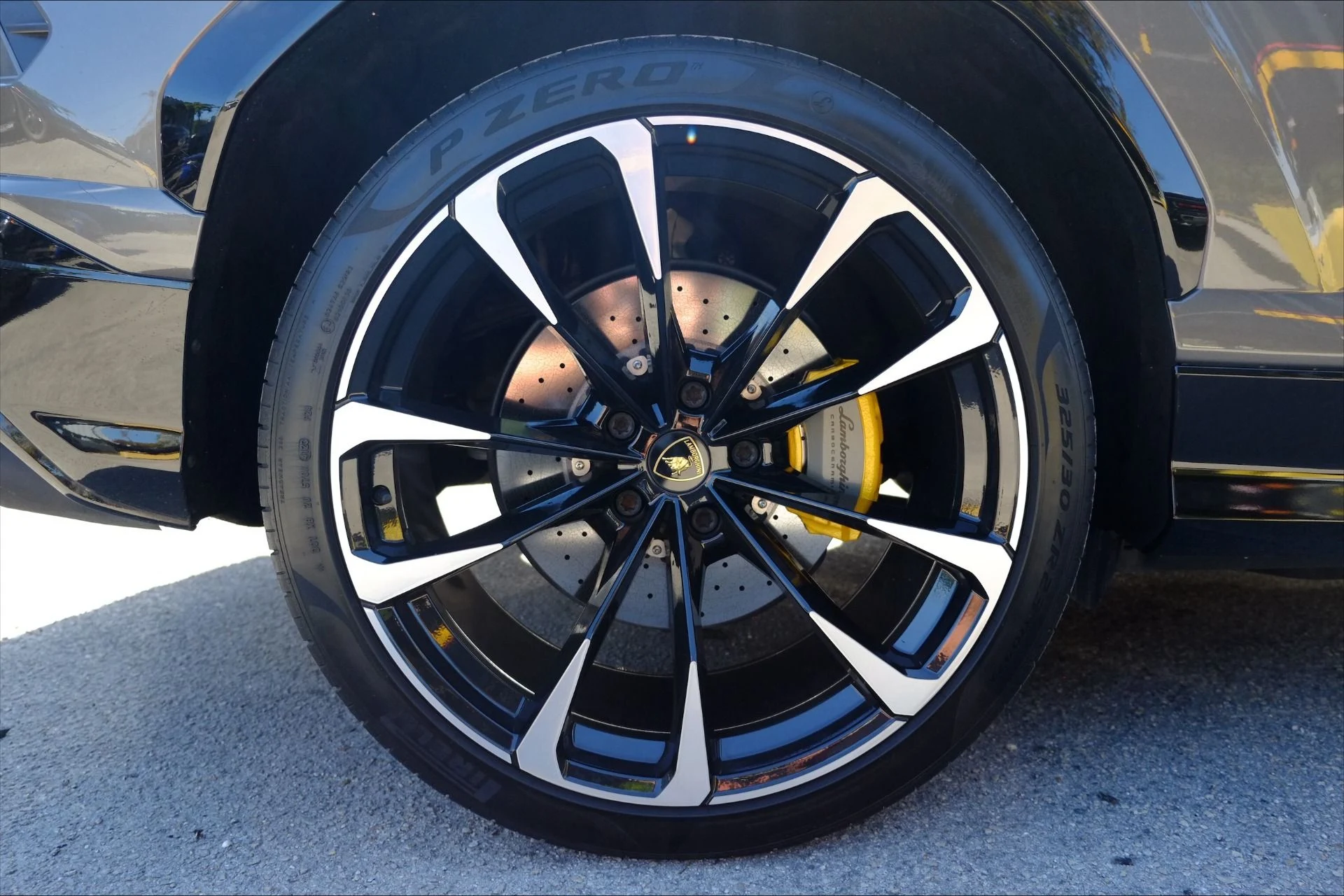 mph022_2065795746_Used_2021_Lamborghini_Urus_1776122303_fdcf3282cd