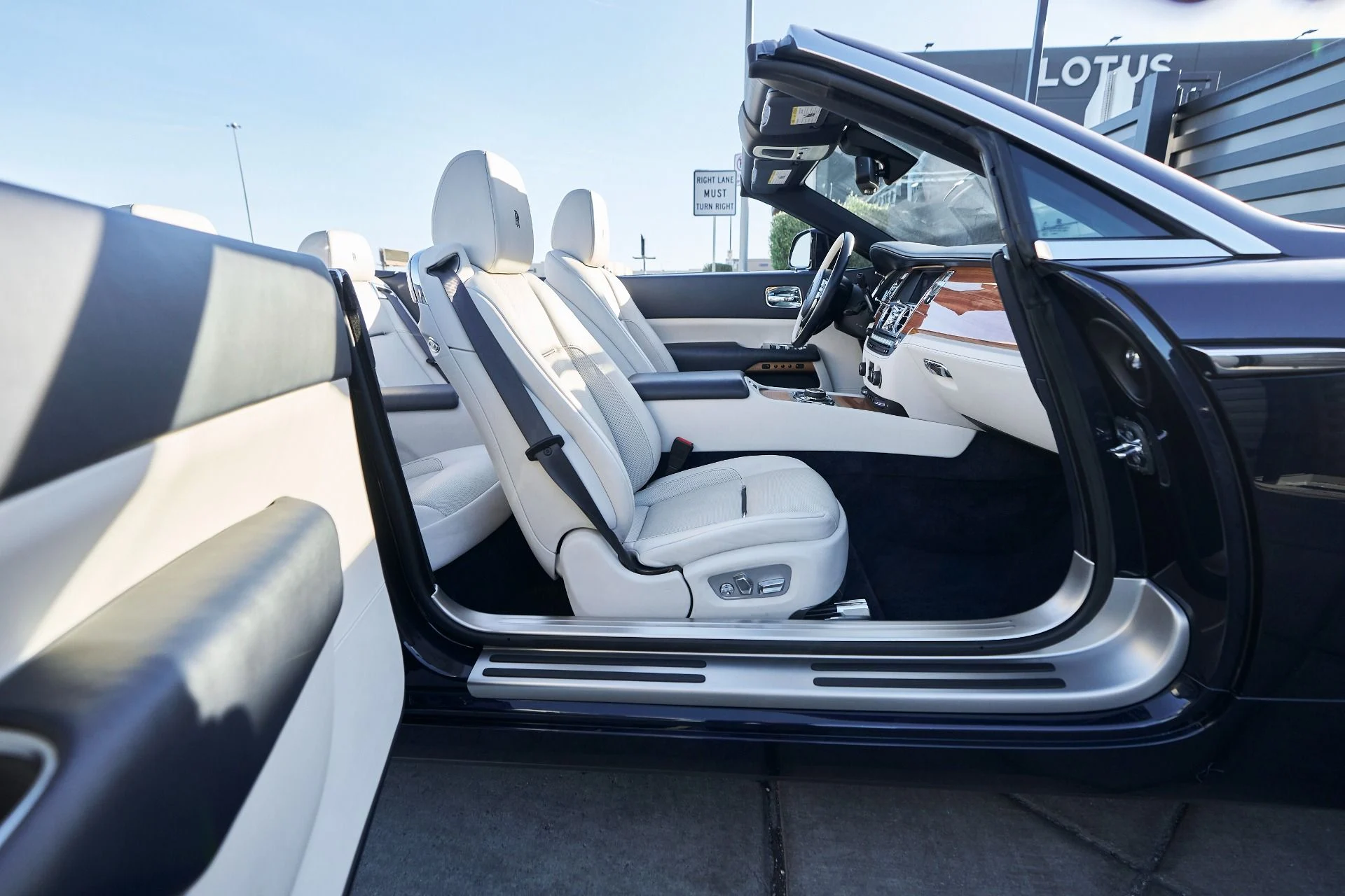 mph022_2068168821_Used_2018_Rolls_Royce_Dawn_1764124350_9f92aea6c3