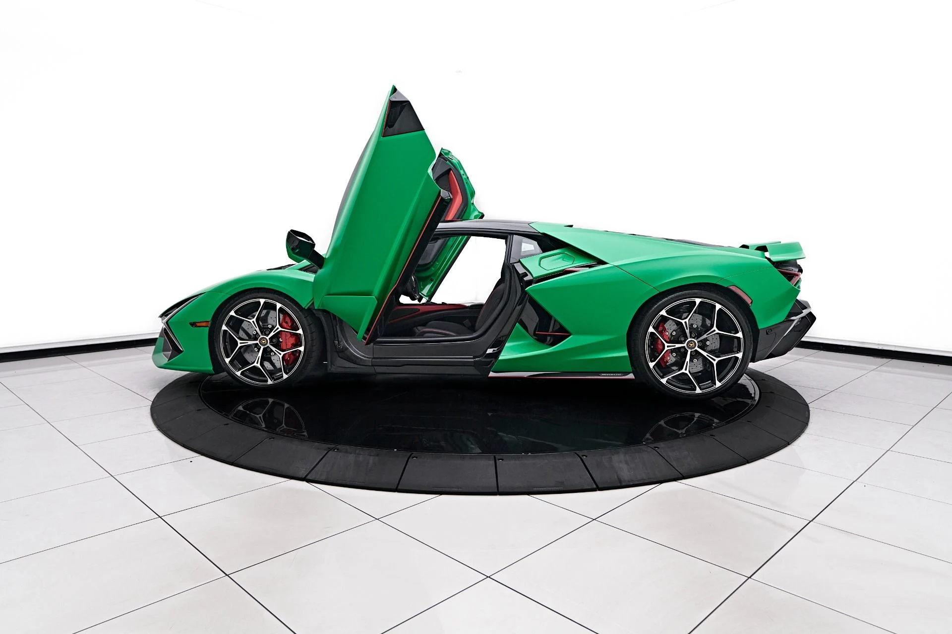 mph022_2068800647_Used_2024_Lamborghini_Revuelto_Base_1756951525_4a2efa634b