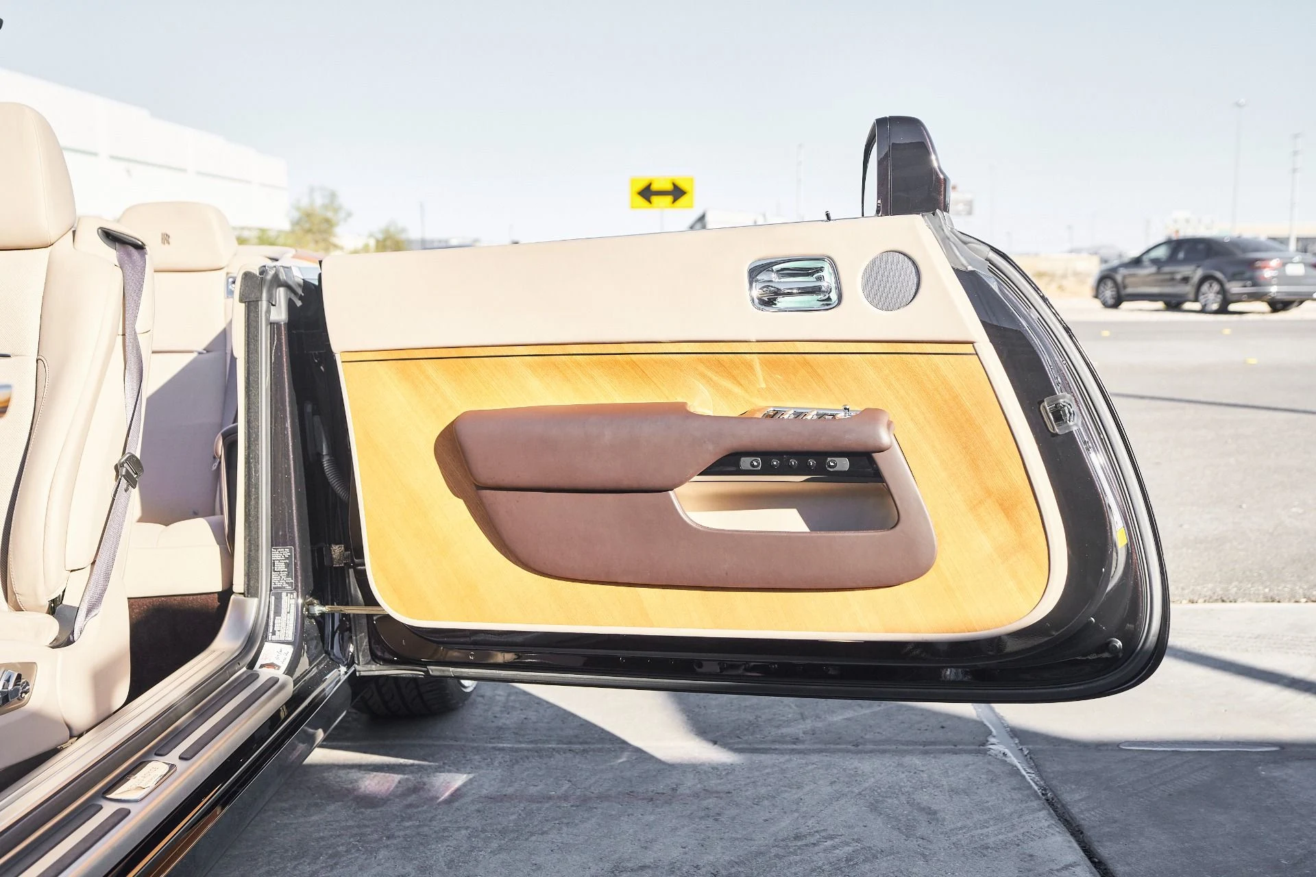 mph022_2079267581_Used_2020_Rolls_Royce_Dawn_Base_1762645800_2e35b2110d