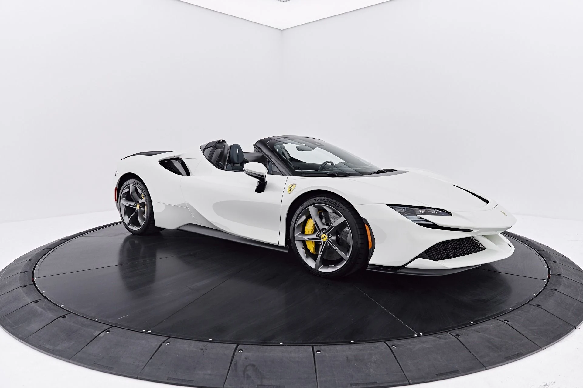 mph022_2123857252_Used_2022_Ferrari_SF_90_Spider_Base_1787100322_767edadda3