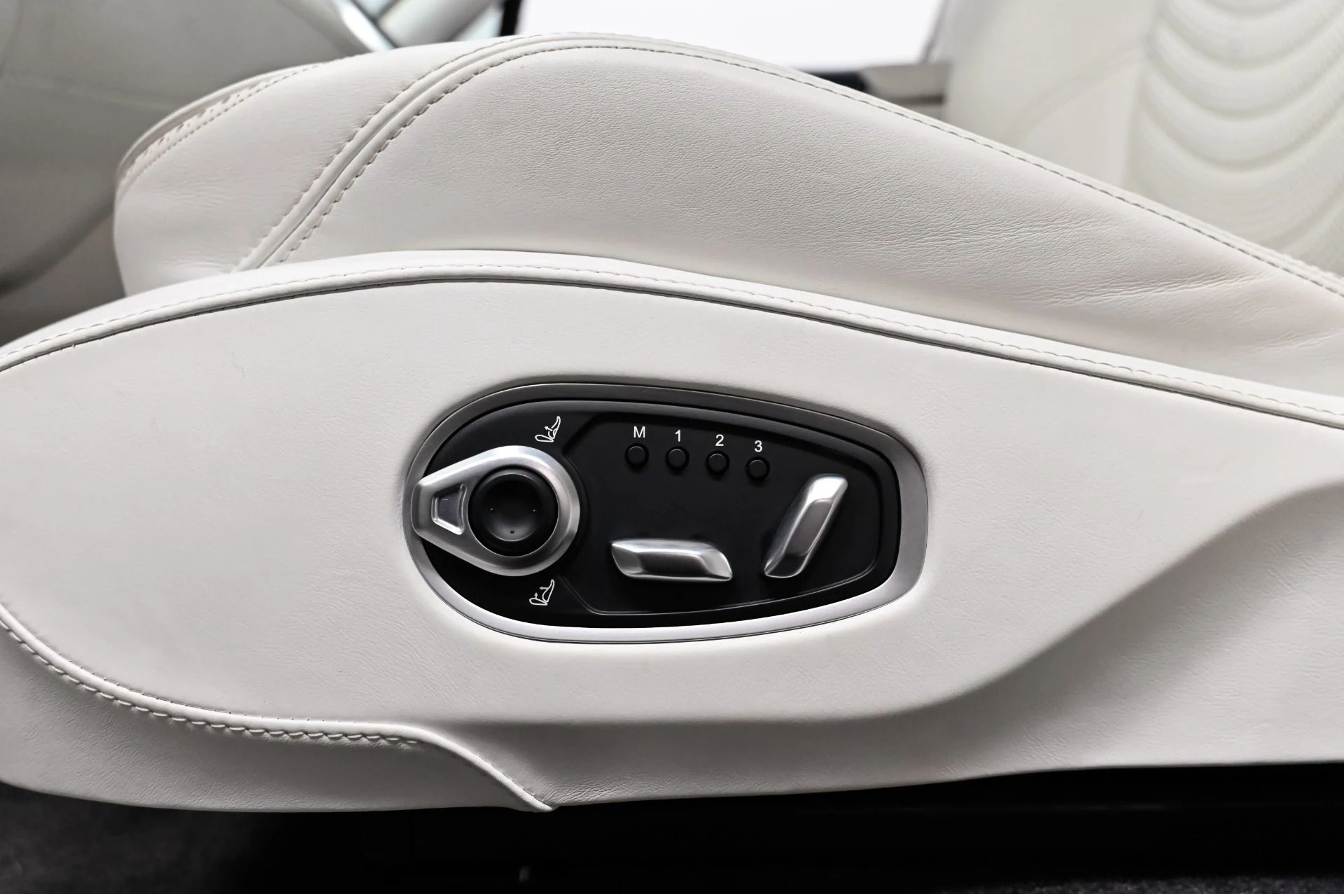 mph022_2125273414_Used_2023_Aston_Martin_DBX_707_1791313494_91ffd44d3d