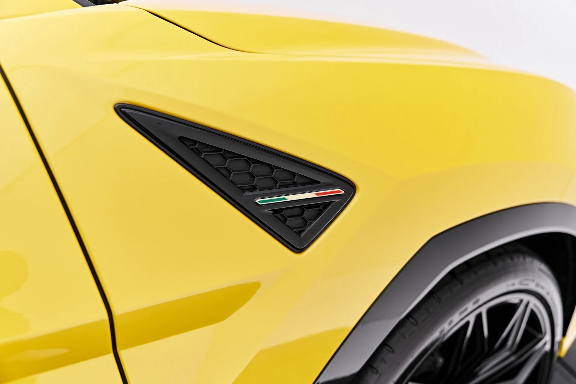 mph022_2128821210_Used_2025_Lamborghini_Urus_SE_1788049875_7bead7f358