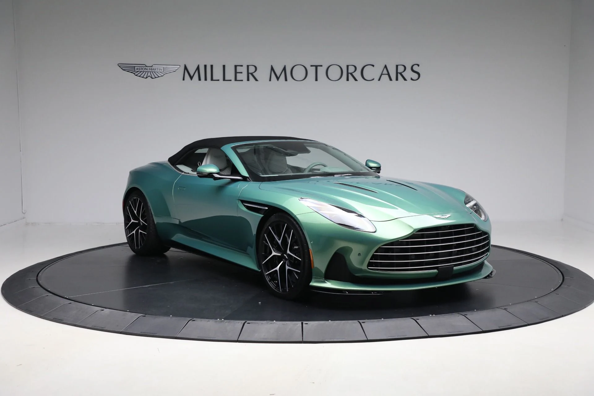 mph022_2139723283_New_2025_Aston_Martin_DB_12_Volante_7073af1dc9