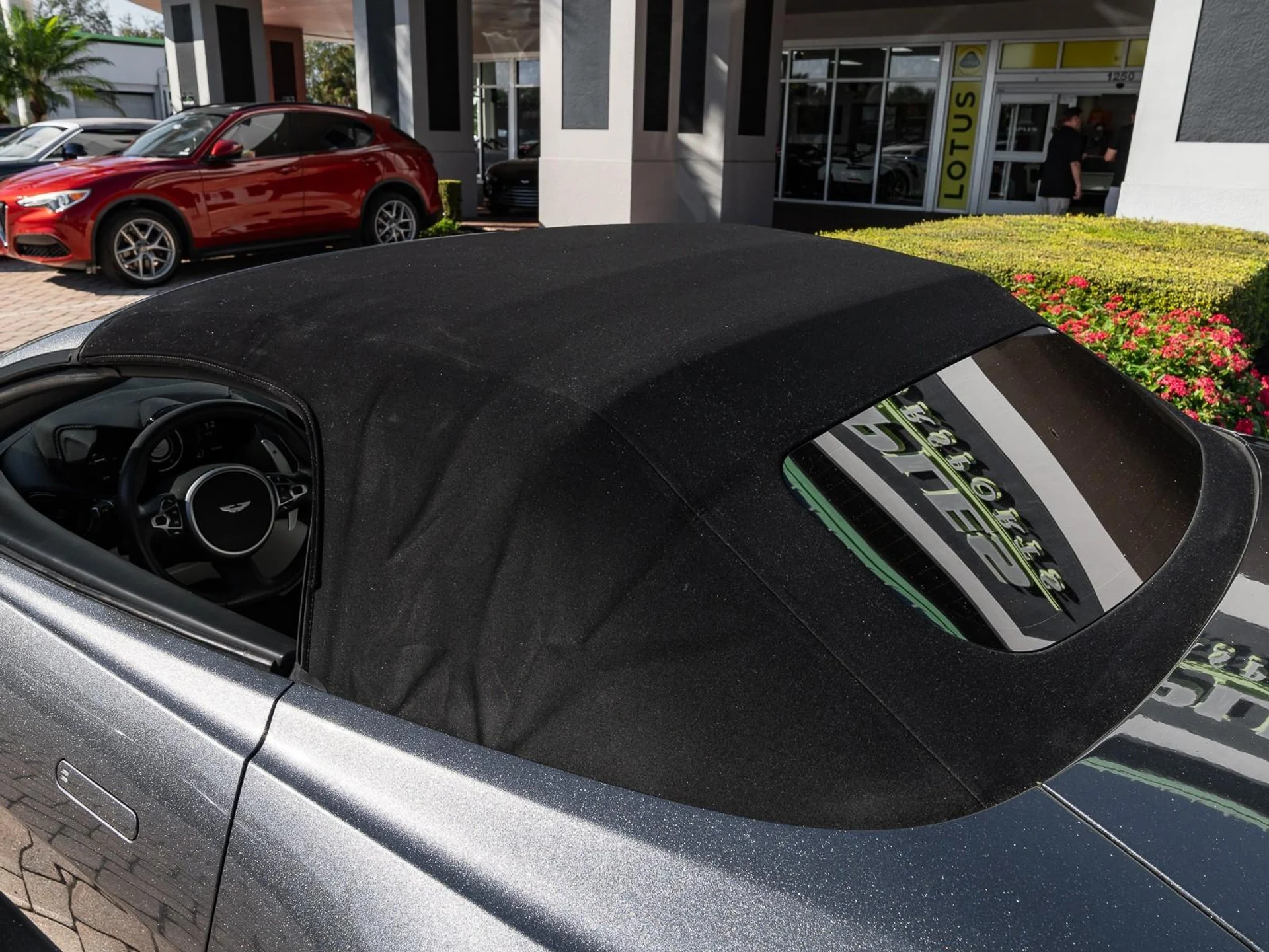 mph022_213996423_Used_2021_Aston_Martin_Vantage_Roadster_1767733767_f6c2f1c93b