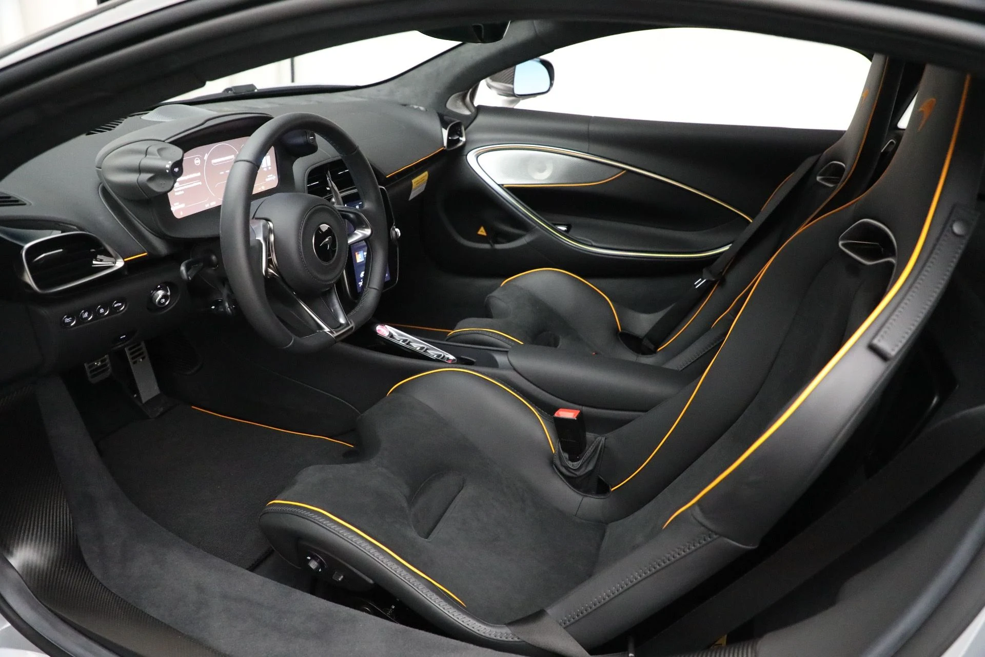 mph022_2169562829_Used_2023_Mc_Laren_Artura_Vision_74e4b23922