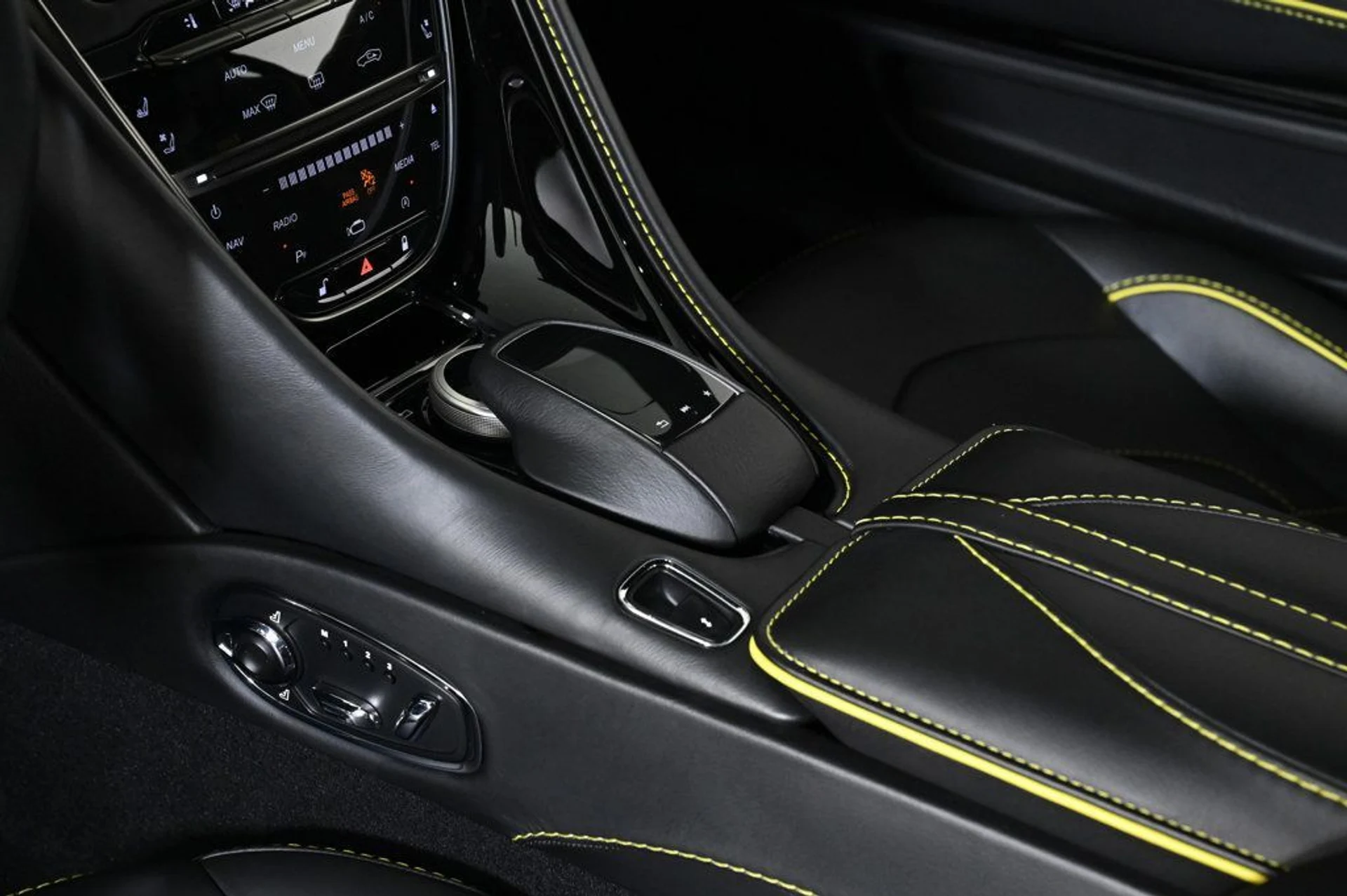 mph022_2186483324_used_2021_aston_martin_dbs_superleggera_11350_22941074_22_1024_ff319f27da