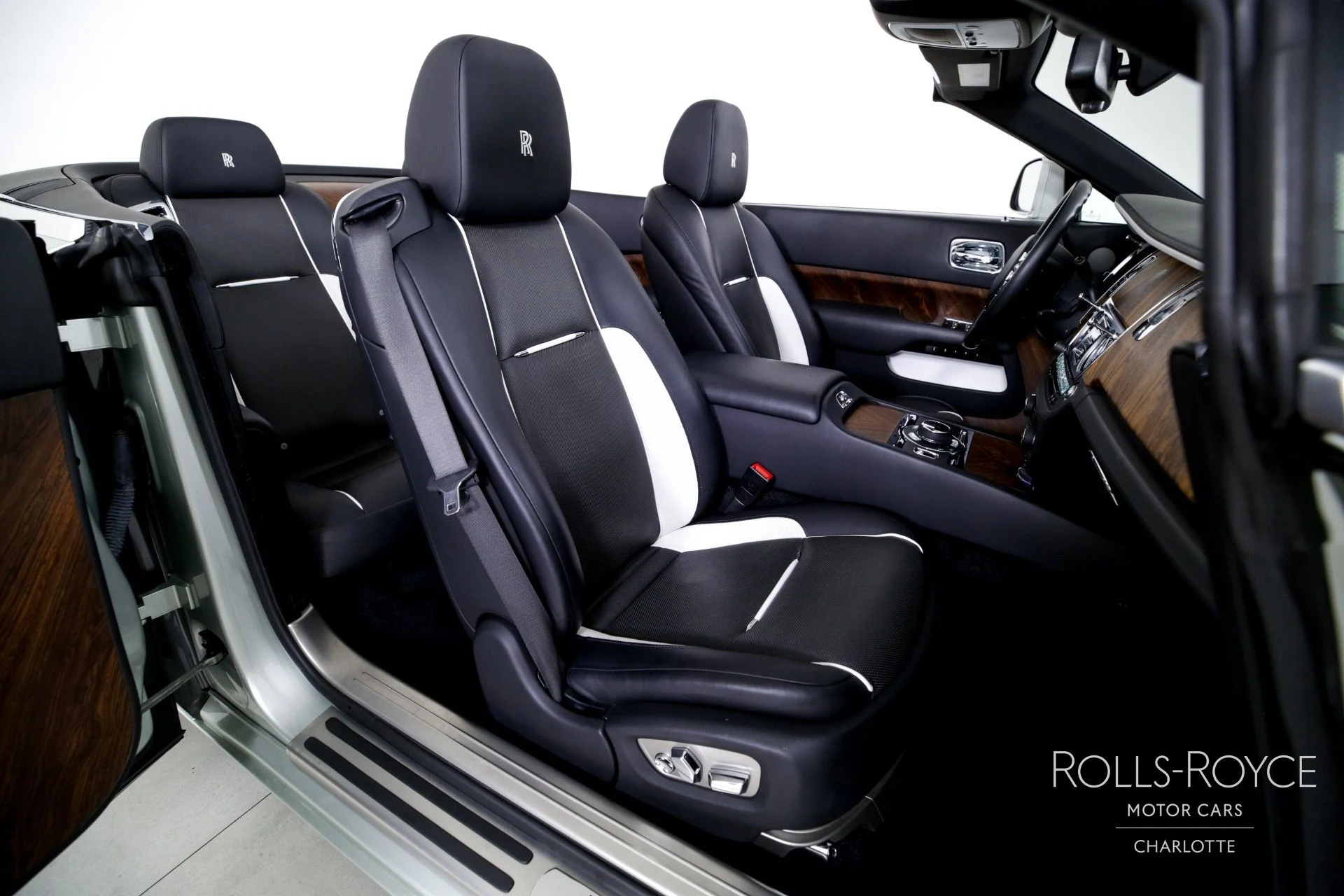 mph022_2199789100_Used_2017_Rolls_Royce_Dawn_1746196429_98b6970386