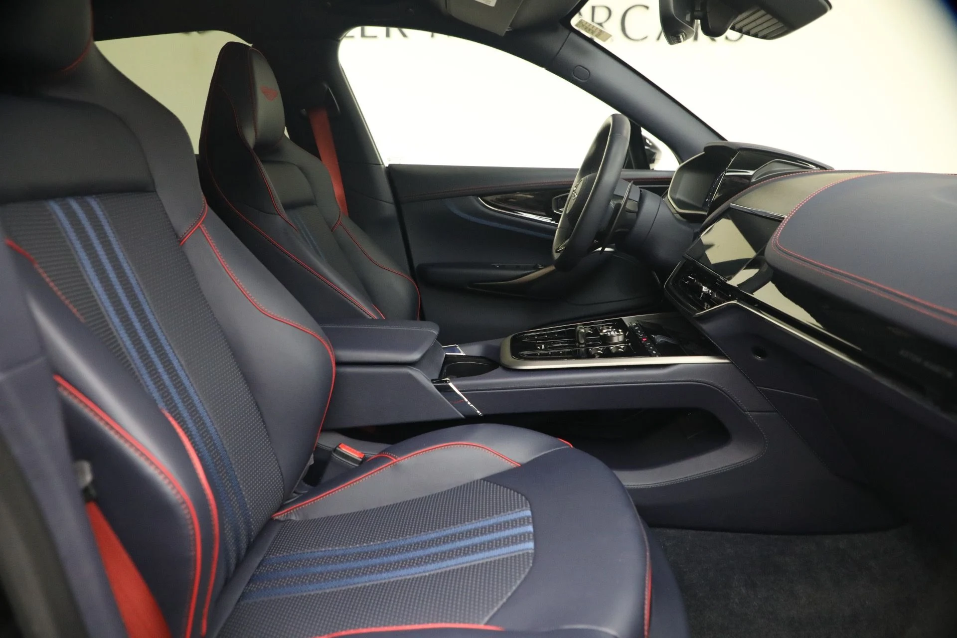 mph022_221724078_Used_2025_Aston_Martin_DBX_707_1790965010_a1673bf605